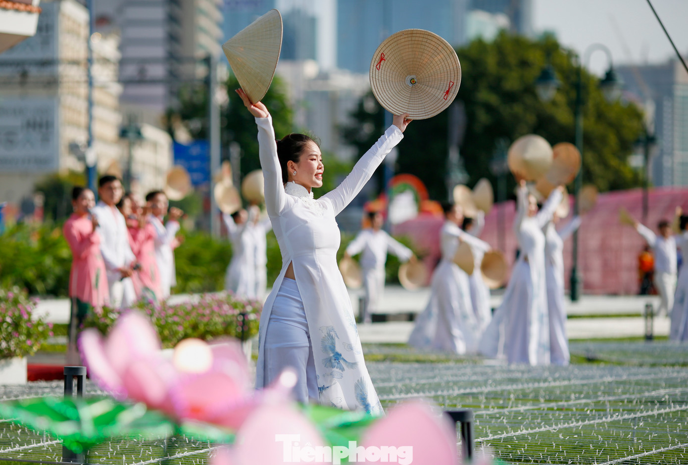 Người dân và du khách cũng có thể hòa mình vào không khí sôi nổi của các hoạt động thể thao dưới nước và không gian văn hóa, văn nghệ, trò chơi dân gian ở Bến Bạch Đằng, Công viên Lam Sơn. Người dân và du khách cũng có thể hòa mình vào không khí sôi nổi của các hoạt động thể thao dưới nước và không gian văn hóa, văn nghệ, trò chơi dân gian ở Bến Bạch Đằng, Công viên Lam Sơn.