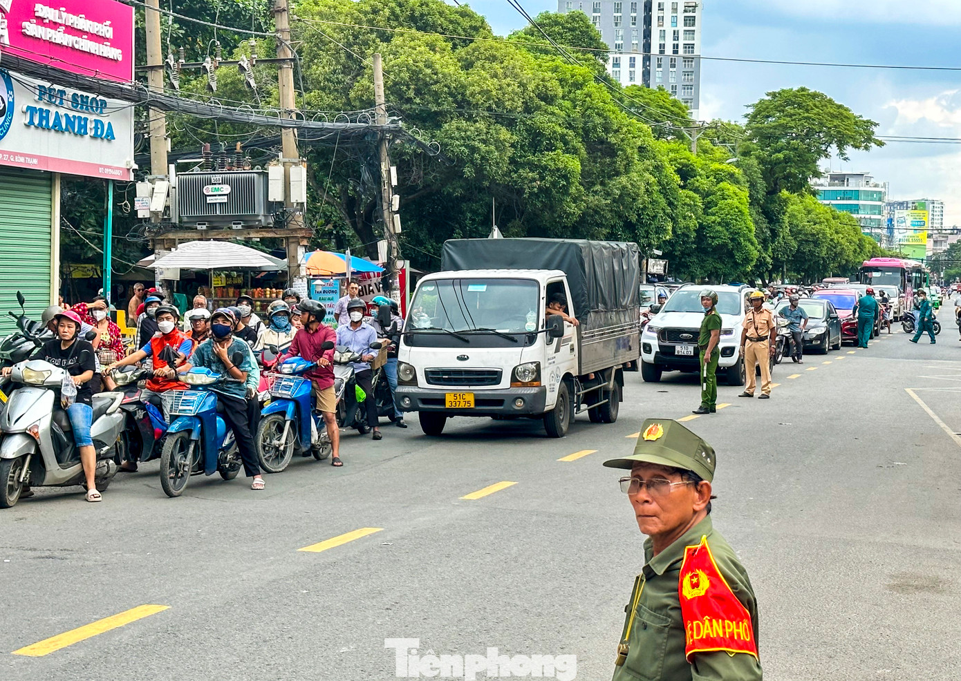 Vụ việc khiến tuyến đường Bình Qưới bị ách tắc. Các lực lượng chức năng phải rất vất vả điều phối để tránh tình trạng tập trung đông người gây cản trở công tác cứu hộ.