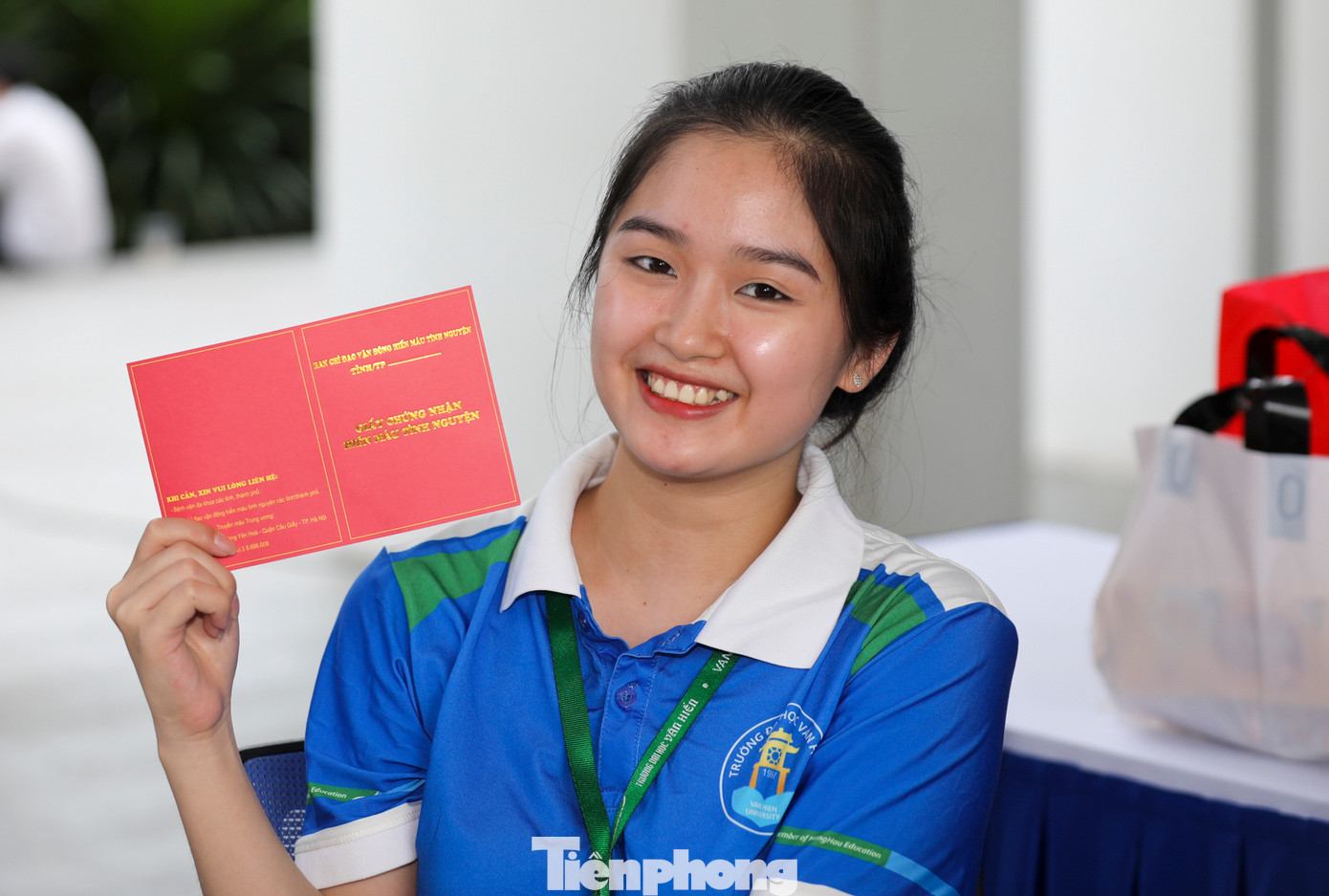 Giấy chứng nhận hiến máu tình nguyện được các bạn sinh viên hào hứng khoe với bạn bè sau khi vừa hoàn thành việc làm ý nghĩa của mình.