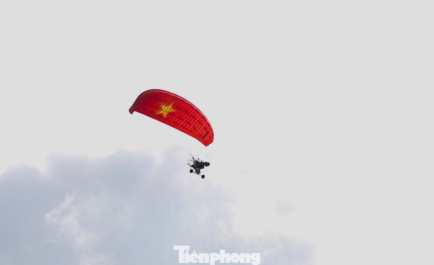 Ngoài ra, lễ hội có các hoạt động thể thao dưới nước, trình diễn chiếu sáng nghệ thuật khu dù lượn trên cao, biểu diễn ván phản lực, biểu diễn Fly Board, phối cảnh thuyền buồm Sailing trên sông. Ngoài ra, lễ hội có các hoạt động thể thao dưới nước, trình diễn chiếu sáng nghệ thuật khu dù lượn trên cao, biểu diễn ván phản lực, biểu diễn Fly Board, phối cảnh thuyền buồm Sailing trên sông.