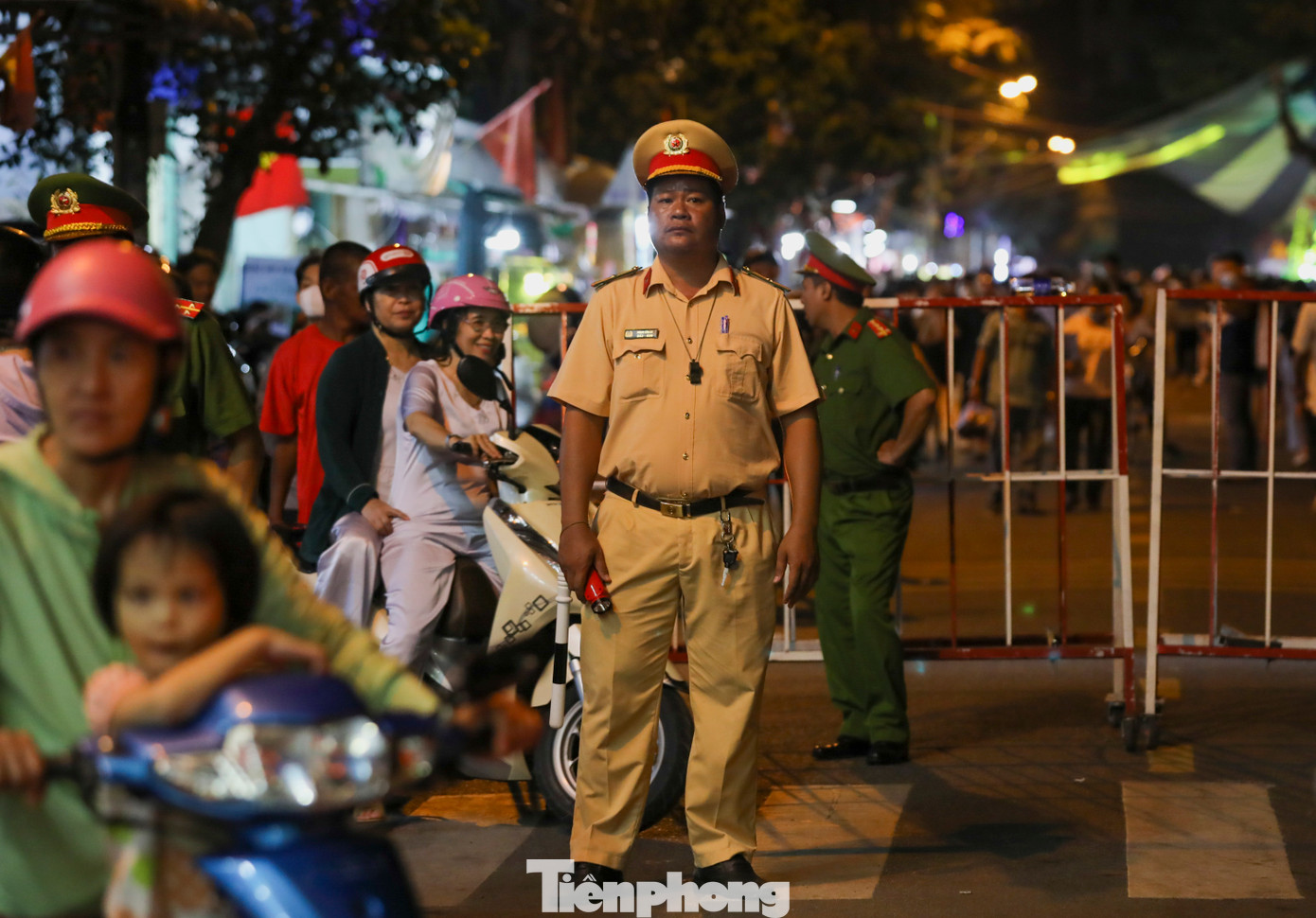 Để đảm bảo an ninh trật tự, an toàn cho người dân trẩy hội, các lực lượng chức năng đã bố trí nhân lực trực chốt xuyên suốt lễ hội tại các giao lộ, không gian xung quanh địa điểm tổ chức các hoạt động.