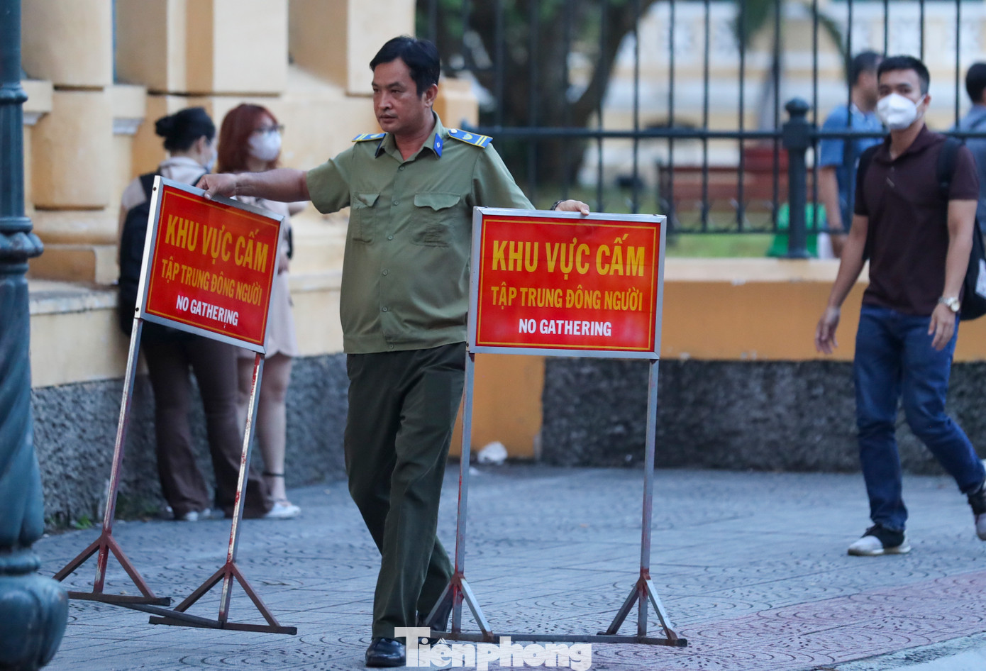Lực lượng chức năng tại toà đã phải để bảng "Cấm tụ tập" phía trước để tránh xảy ra tình trạng tụ tập đông người trước khi phiên toà diễn ra.