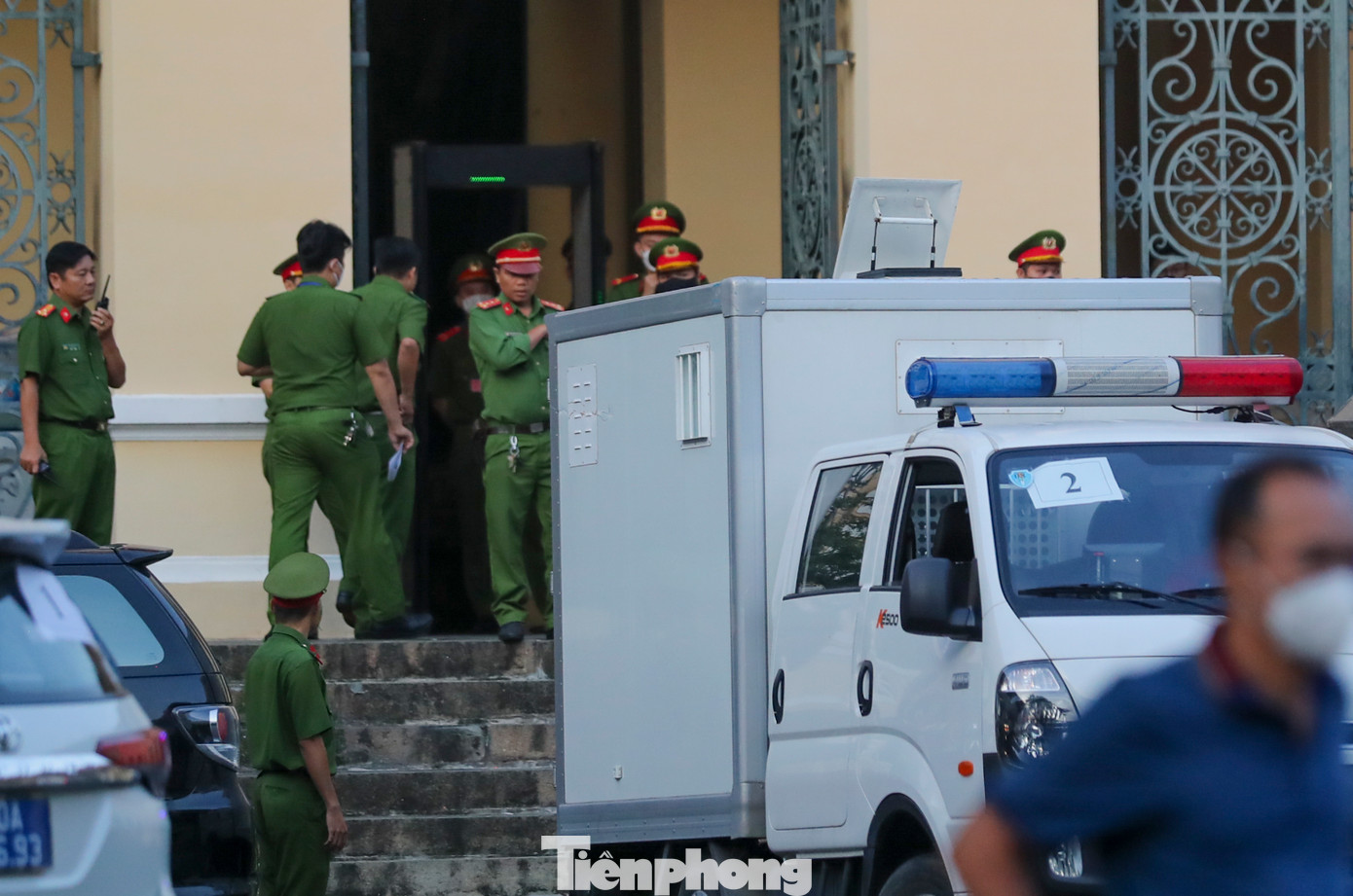 An ninh bên trong và ngoài toà đều được siết chặt.