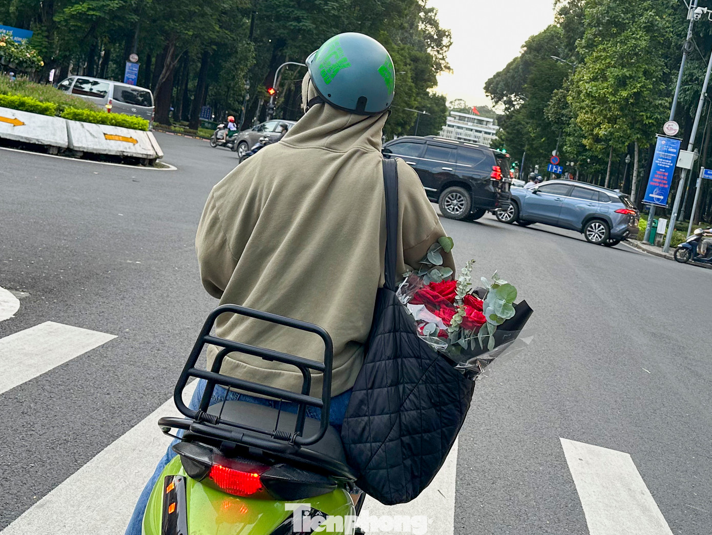 Hình ảnh dễ thương của một bạn nữ với bó hoa được tặng trong ngày 20/10.