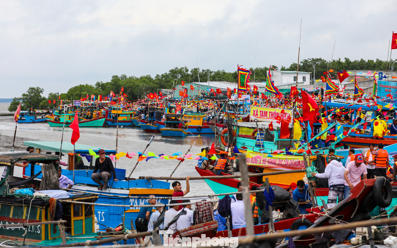 Lễ rước Nghinh Ông từ biển, gọi là đám rước “Sắc phong Thần Ðức Ông Nam Hải”, gồm một tàu chính được trang trí hoa, cờ phướn và khoảng 200 ghe, tàu thực hiện nghi thức trực tiếp ở ngoài biển.