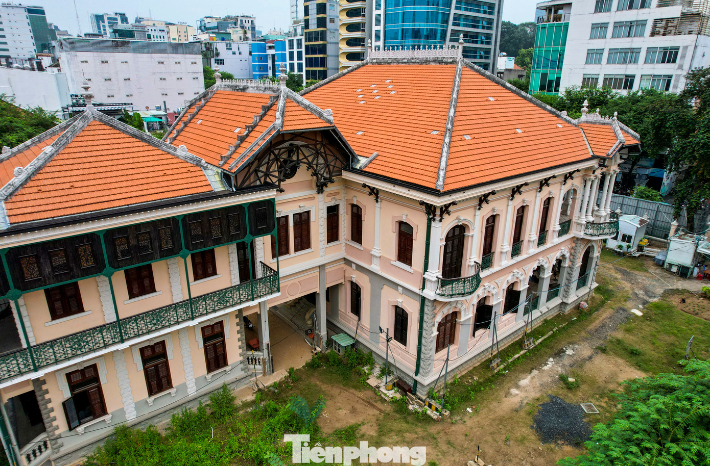 Do căn biệt thự cổ nằm trong danh sách được bảo tồn nên chủ công trình chỉ được trùng tu, sửa chữa nguyên trạng mà không được xây dựng mới.