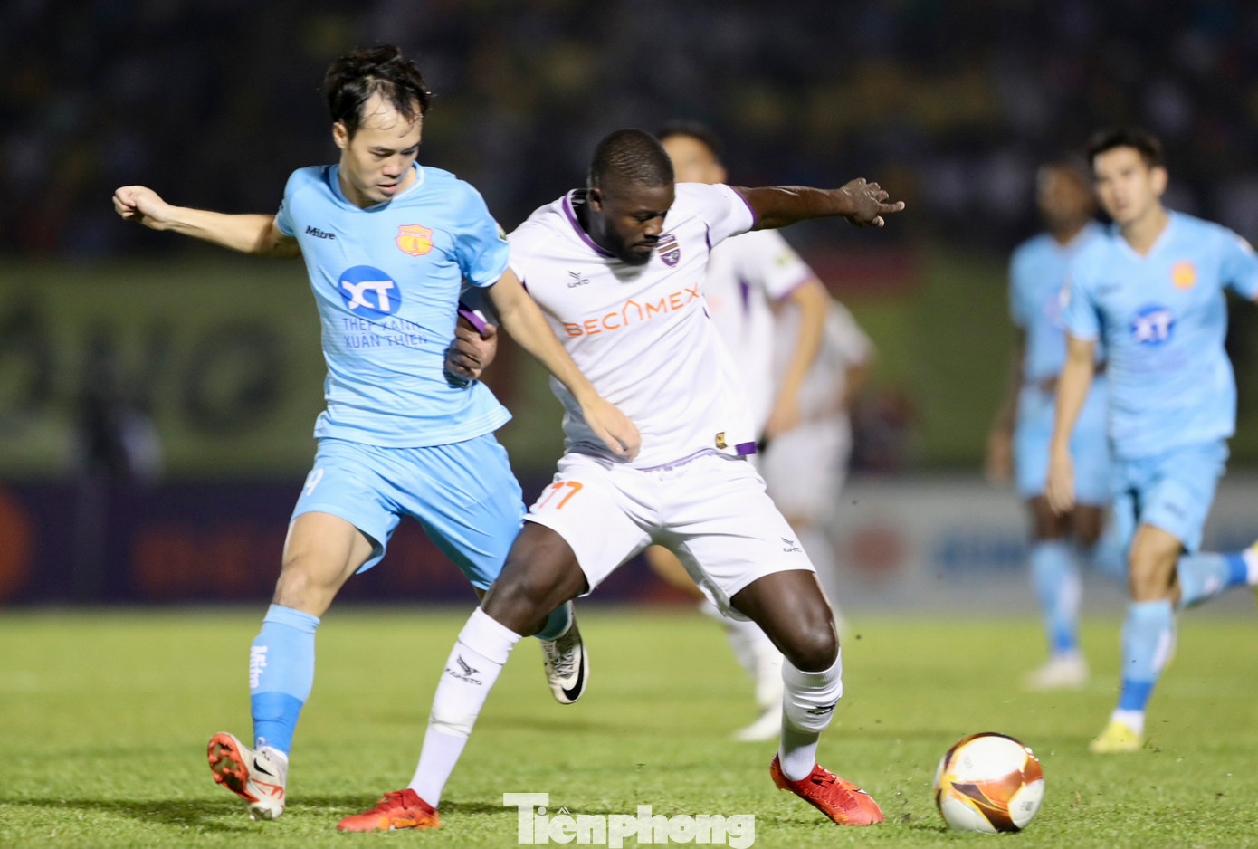 Chiến thắng trước Nam Định giúp Bình Dương vươn lên dẫn đầu bảng xếp hạng với 13 điểm. Chiến thắng trước Nam Định giúp Bình Dương vươn lên dẫn đầu bảng xếp hạng với 13 điểm.