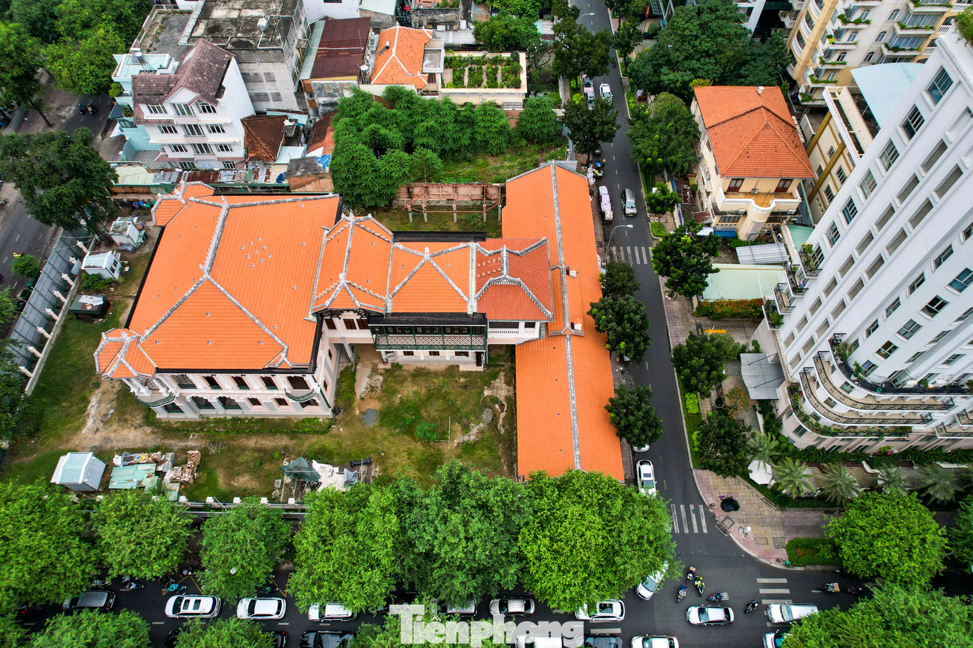 Ngay sau khi mua lại căn biệt thự này, bà Trương Mỹ Lan đã cho trùng tu lại theo nguyên bản vào năm 2019. Sở Xây dựng TPHCM đã cấp phép xây dựng cho Công ty Stonewest Limited của Singapore là nhà thầu của công trình.