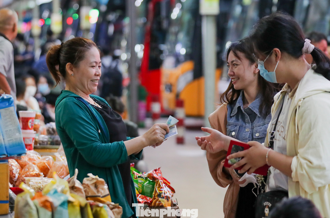 Cô Liễu - tiểu thương tại Bến xe Miền Đông cũ cho biết: &quot;Lượng khách trong mấy ngày này sẽ tăng, doanh thu cũng tốt nhưng tôi không vì thế mà tăng giá bán, tất cả đều muốn phục vụ cho khách tốt nhất có thể&quot;.