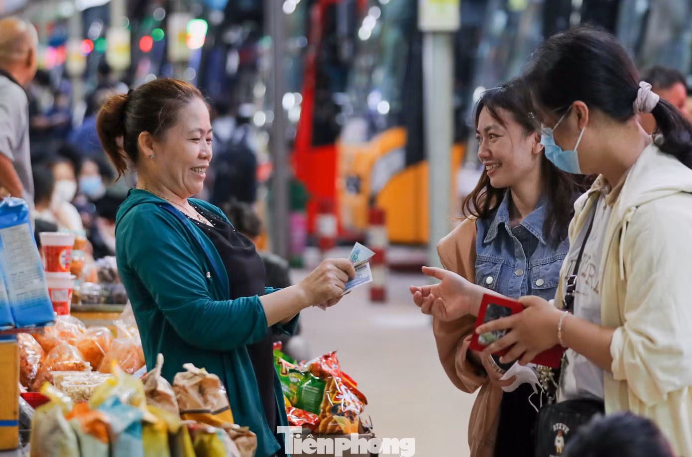 Cô Liễu - tiểu thương tại Bến xe Miền Đông cũ cho biết: "Lượng khách trong mấy ngày này sẽ tăng, doanh thu cũng tốt nhưng tôi không vì thế mà tăng giá bán, tất cả đều muốn phục vụ cho khách tốt nhất có thể".