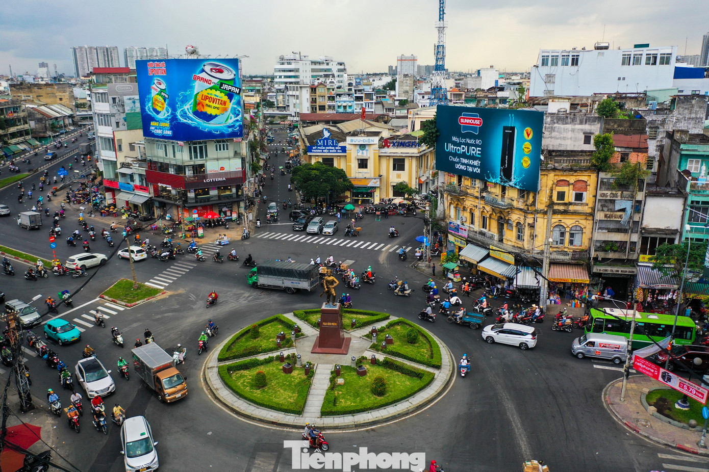 Tượng đài Phan Đình Phùng hiện được đặt trước Bưu điện quận 5, ông là một nhà cách mạng Việt Nam, lãnh đạo của cuộc khởi nghĩa Hương Khê chống lại thực dân Pháp trong phong trào Cần Vương.
