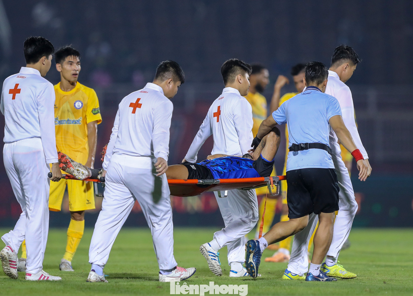 Trung vệ CLB TPHCM được trọng tài yêu cầu phải rời sân bằng cáng.