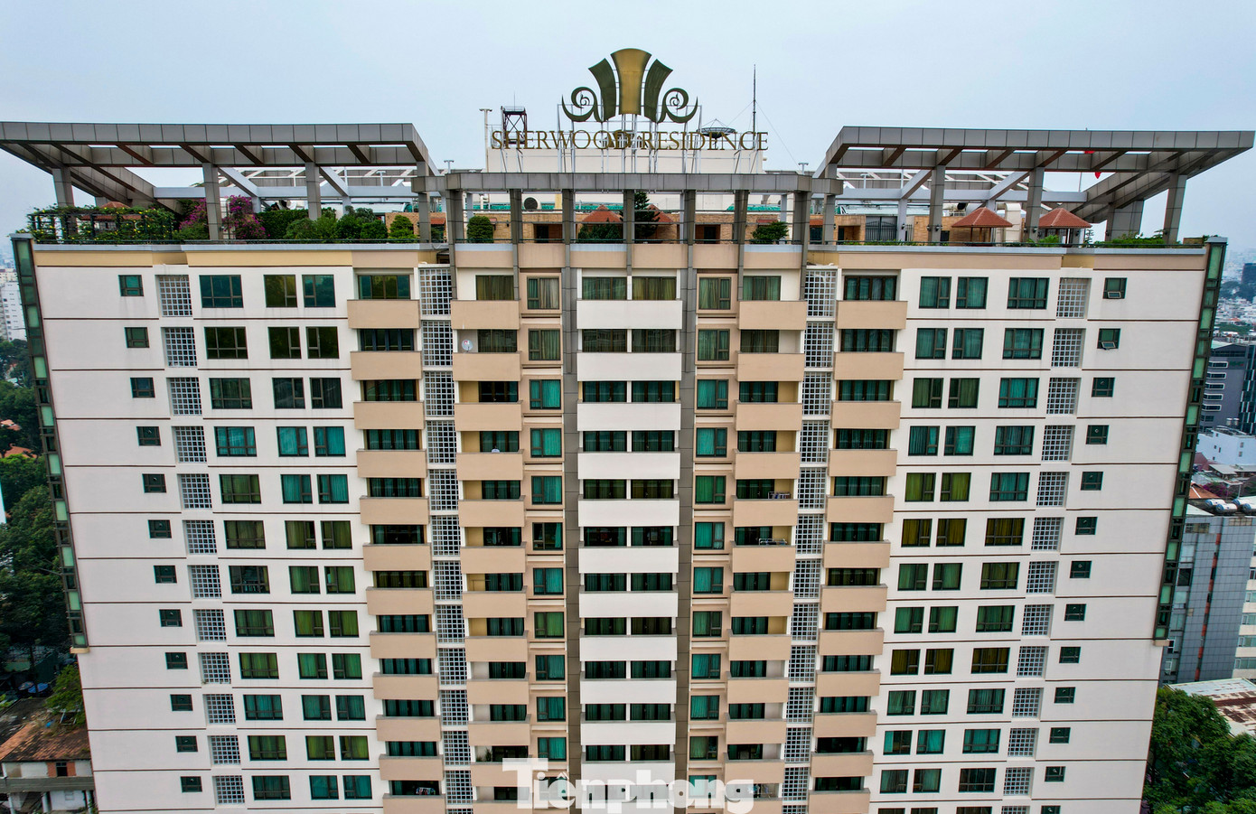 Tòa Sherwood Residence tọa lạc tại số 127 Pasteur, phường 6, quận 3, TPHCM là tòa nhà 21 tầng với 240 căn hộ, quy mô 40.000m2 do Tập đoàn Vạn Thịnh Phát làm chủ đầu tư. Dự án khởi công năm 2005 và chính thức đi vào hoạt động năm 2007.