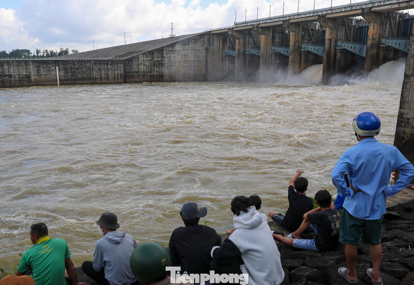 Mỗi khi thủy điện Trị An xả lũ, cá từ dưới hạ nguồn bơi ngược lên, khi đụng phải đập thì tụ lại ở đây. Nhiều người dân đã tập trung từ sớm ngoài việc xem xả điều tiết lũ họ còn chuẩn bị lưới, chài, chĩa bắt cá để bán lại cho các tiểu thương.