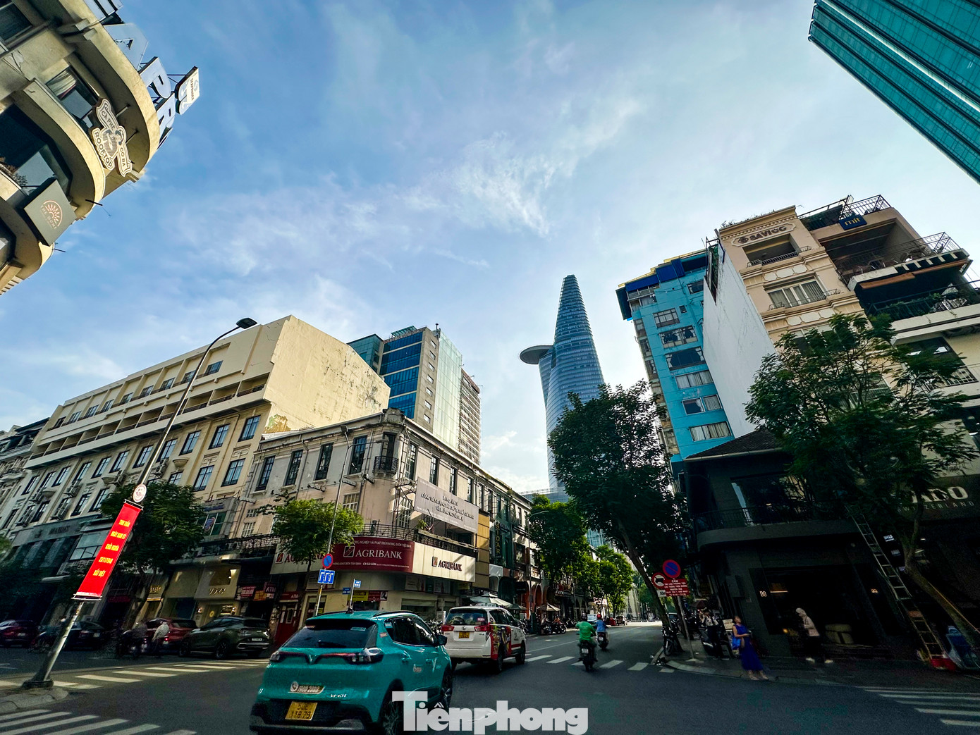 Vị trí đắc địa của đường Đồng Khởi còn được thể hiện rõ ràng khi bao bọc chung quanh tuyến đường này là những con đường mệnh danh là trung tâm tài chính mới của thành phố như Nguyễn Huệ, Lê Lợi hay mang chất “ngoại giao” với nhiều văn phòng chính phủ, đại sứ quán các nước như Hai Bà Trưng, Lê Duẩn...