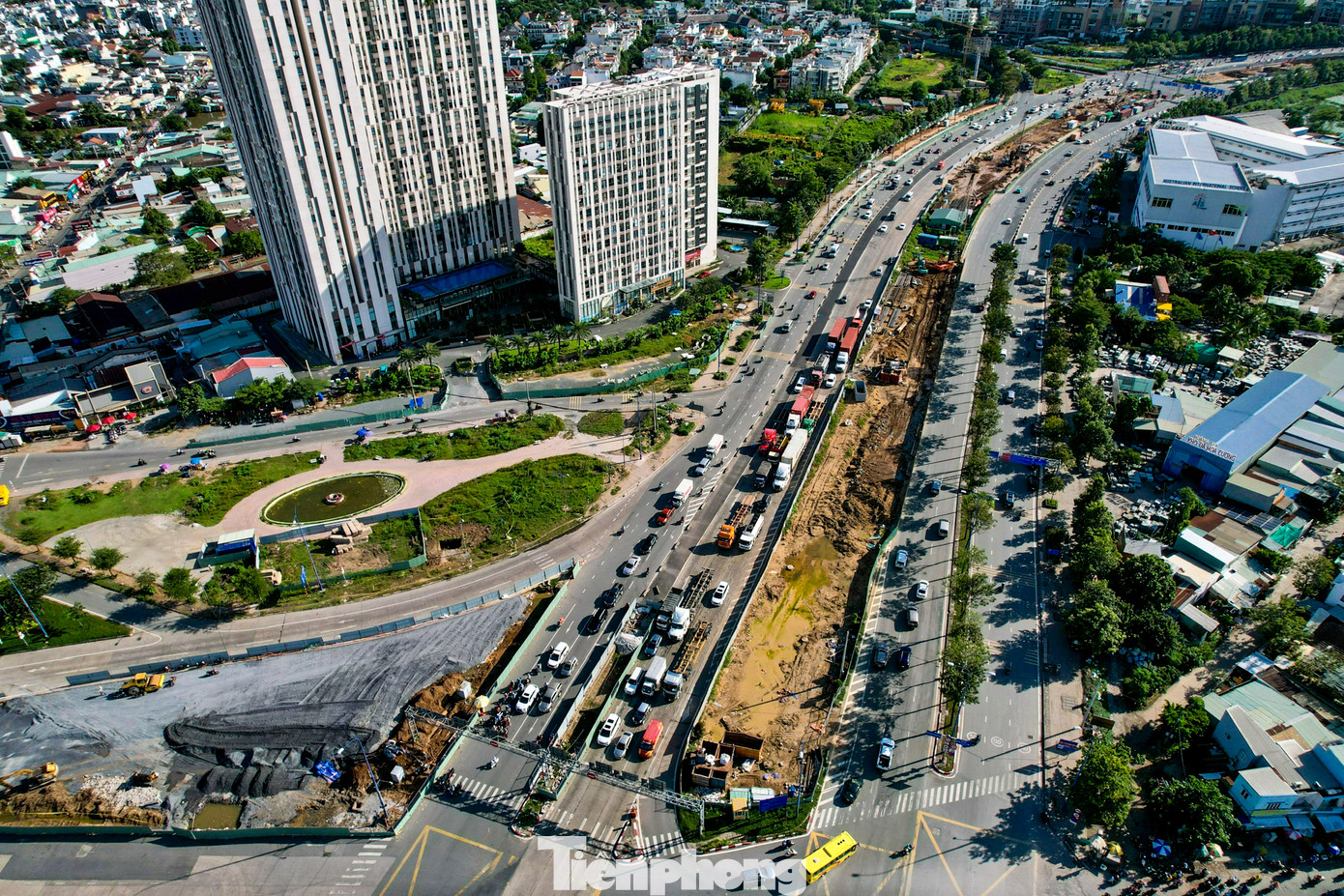 Sự xuất hiện của nhiều rào chắn đã làm giảm diện tích mặt đường, làm tình hình giao thông trở nên phức tạp, hỗn loạn hơn.