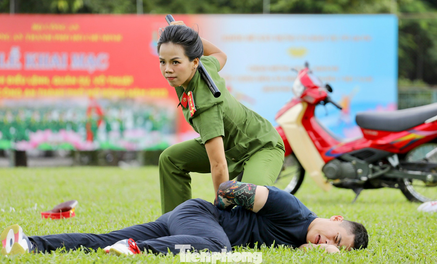 Những năm qua, Ban Giám đốc Công an TPHCM thường xuyên quan tâm, chỉ đạo tổ chức phổ biến, quán triệt và thực hiện các thông tư, quy định của Bộ Công an về công tác điều lệnh, quân sự, võ thuật, công tác thể dục, thể thao để triển khai nghiêm túc trong toàn lực lượng.