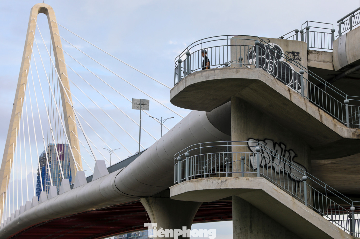 Theo ghi nhận của PV vào sáng 1/11, khu vực trụ cầu Ba Son (phía bờ quận 1) lại xuất hiện nhiều hình vẽ nguệch ngoạc gây mất thẩm mỹ cảnh quan.