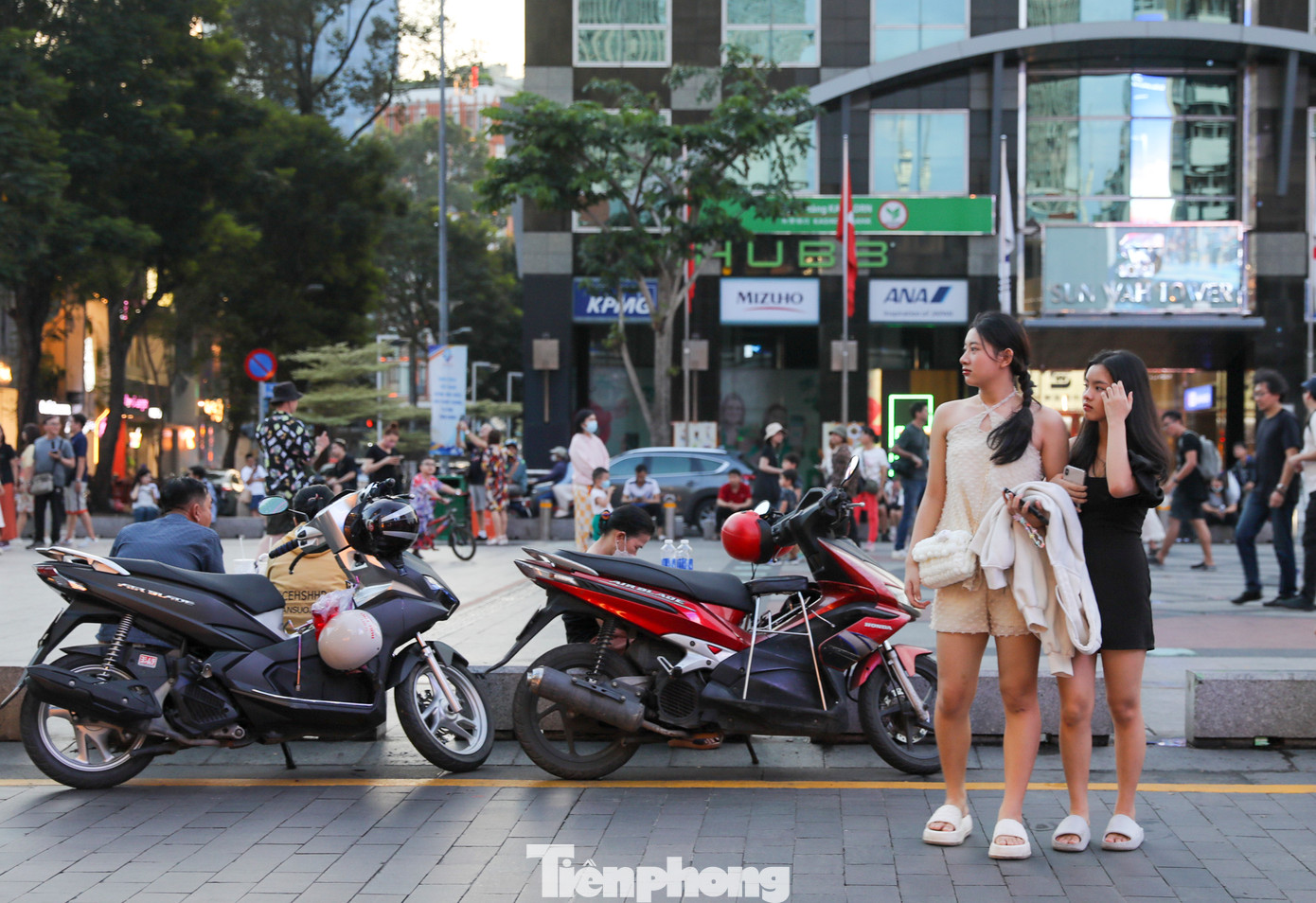 Khu vực phố đi bộ Nguyễn Huệ luôn trong tình trạng thiếu bãi giữ xe trầm trọng. Điều này đã ảnh hưởng giao thông cũng như trật tự đô thị tại khu vực do tình trạng dừng đậu xe tùy tiện trên vỉa hè.