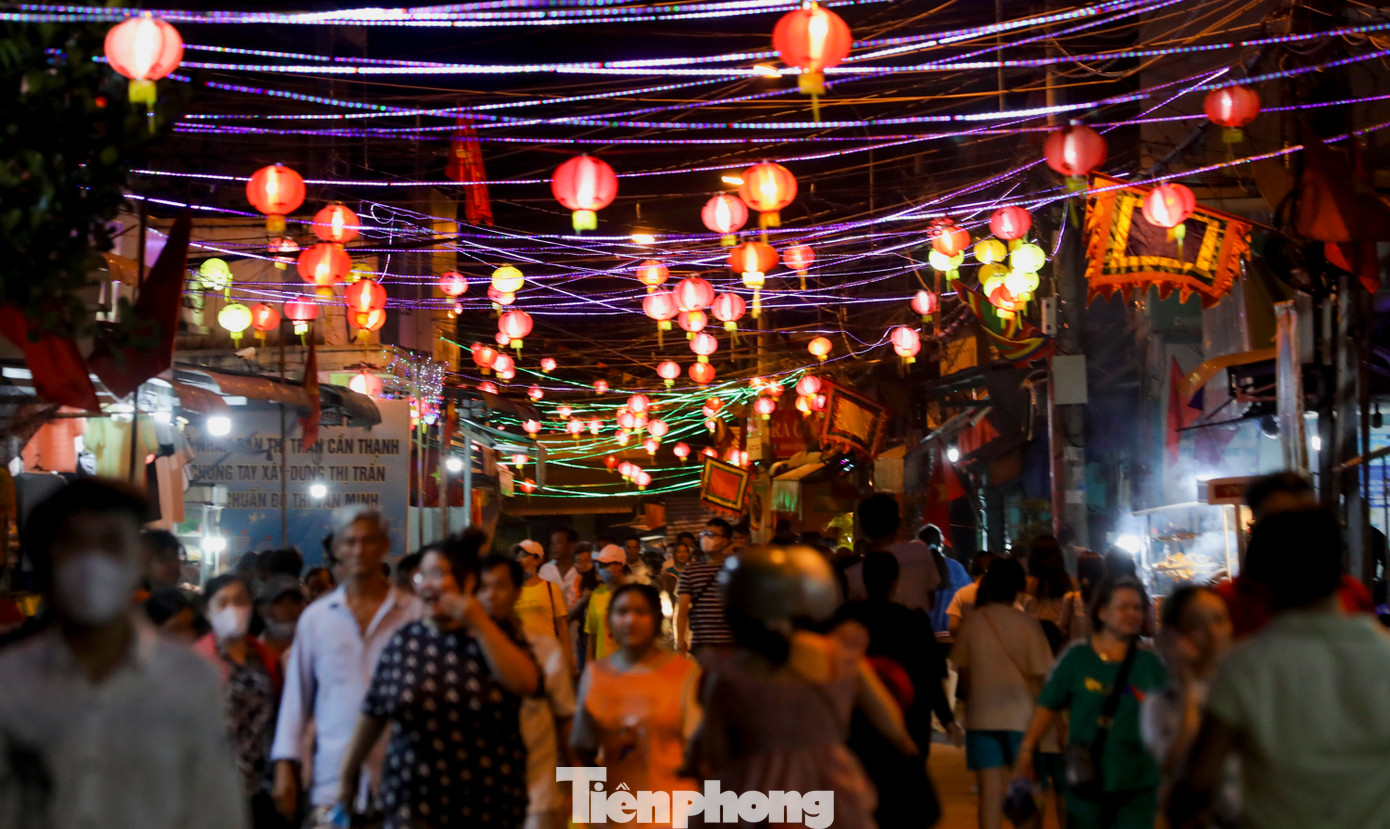 Lễ hội Nghinh Ông - Cần Giờ diễn ra đúng dịp Tết Trung thu nên đường phố tại khu vực diễn ra lễ hội cũng được trang hoàng lung linh, tạo điểm nhấn về một lễ hội độc đáo, riêng có của huyện đảo duy nhất ở TPHCM.
