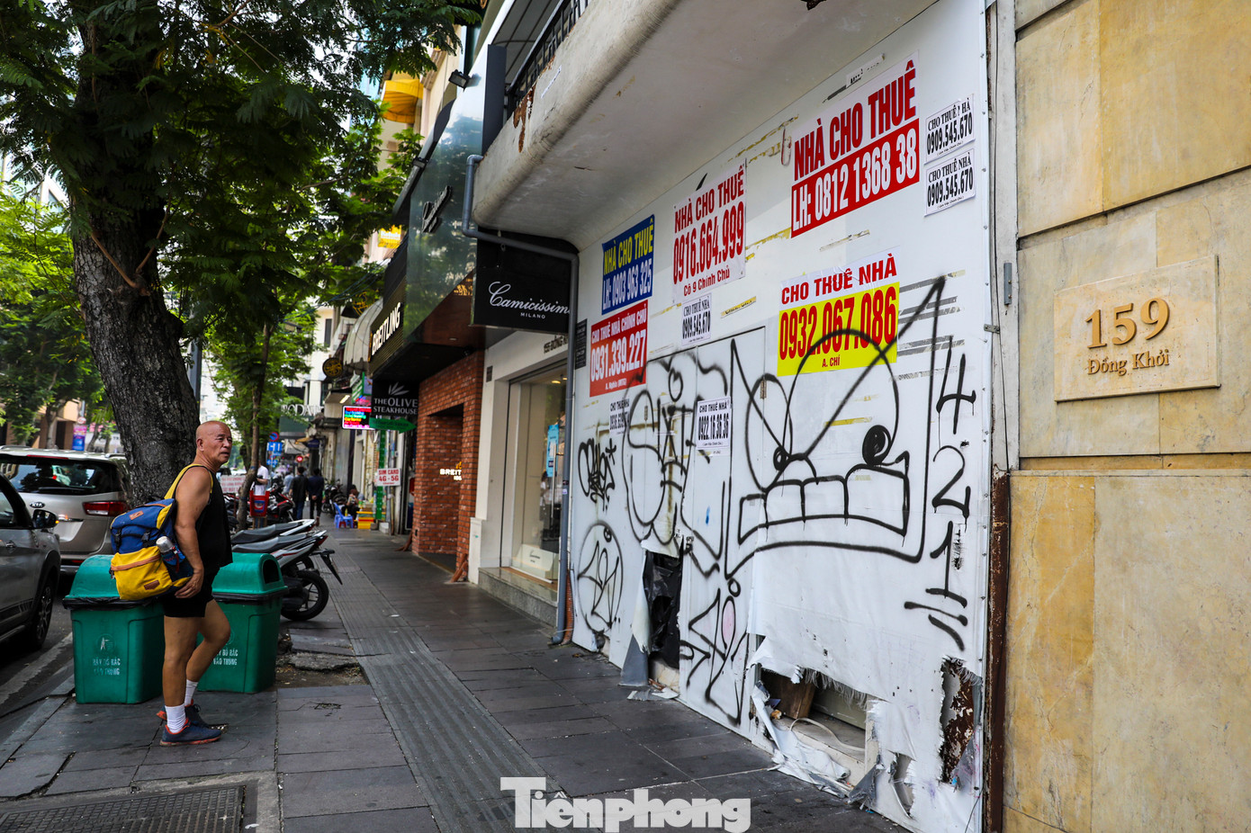 Nhiều mặt bằng trên đường Đồng Khởi cũng tương tự. Dù tuyến đường này gần các trung tâm thương mại, khách sạn 5 sao và nơi vui chơi của người dân, du khách nhưng hơn 10 mặt bằng đang dán chi chít bảng cho thuê.