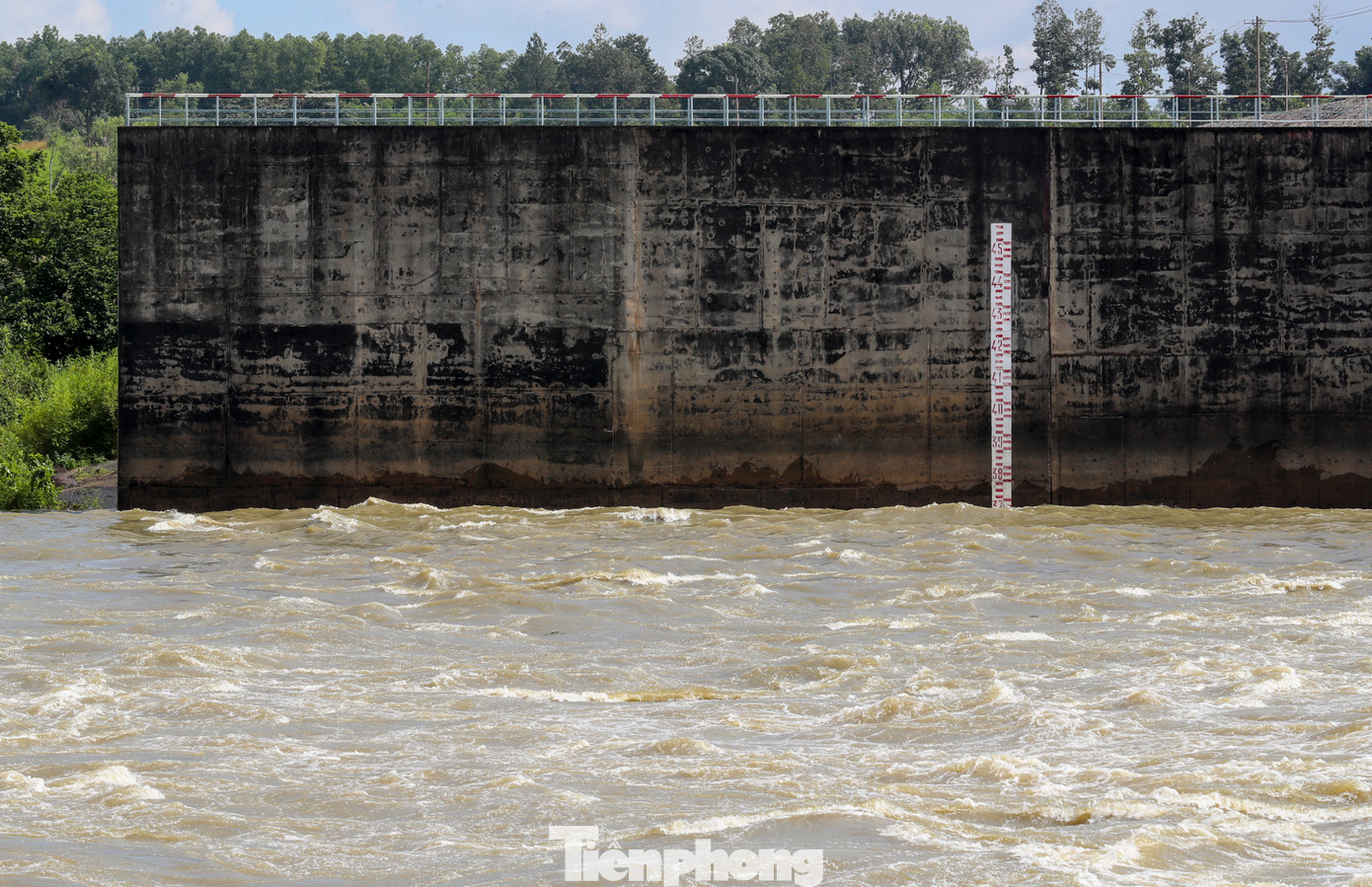 Theo thông tin quan trắc mực nước hồ đo được lúc 8 giờ ngày 10/8 là 60,675m, chỉ thấp hơn mực nước quy định trước lũ là 0,125m (mực nước quy định là 60,8m). Trong khi lưu lượng nước về hồ là 1.190 m3/s; lượng nước qua tuabin phát điện là 830 m3/s.