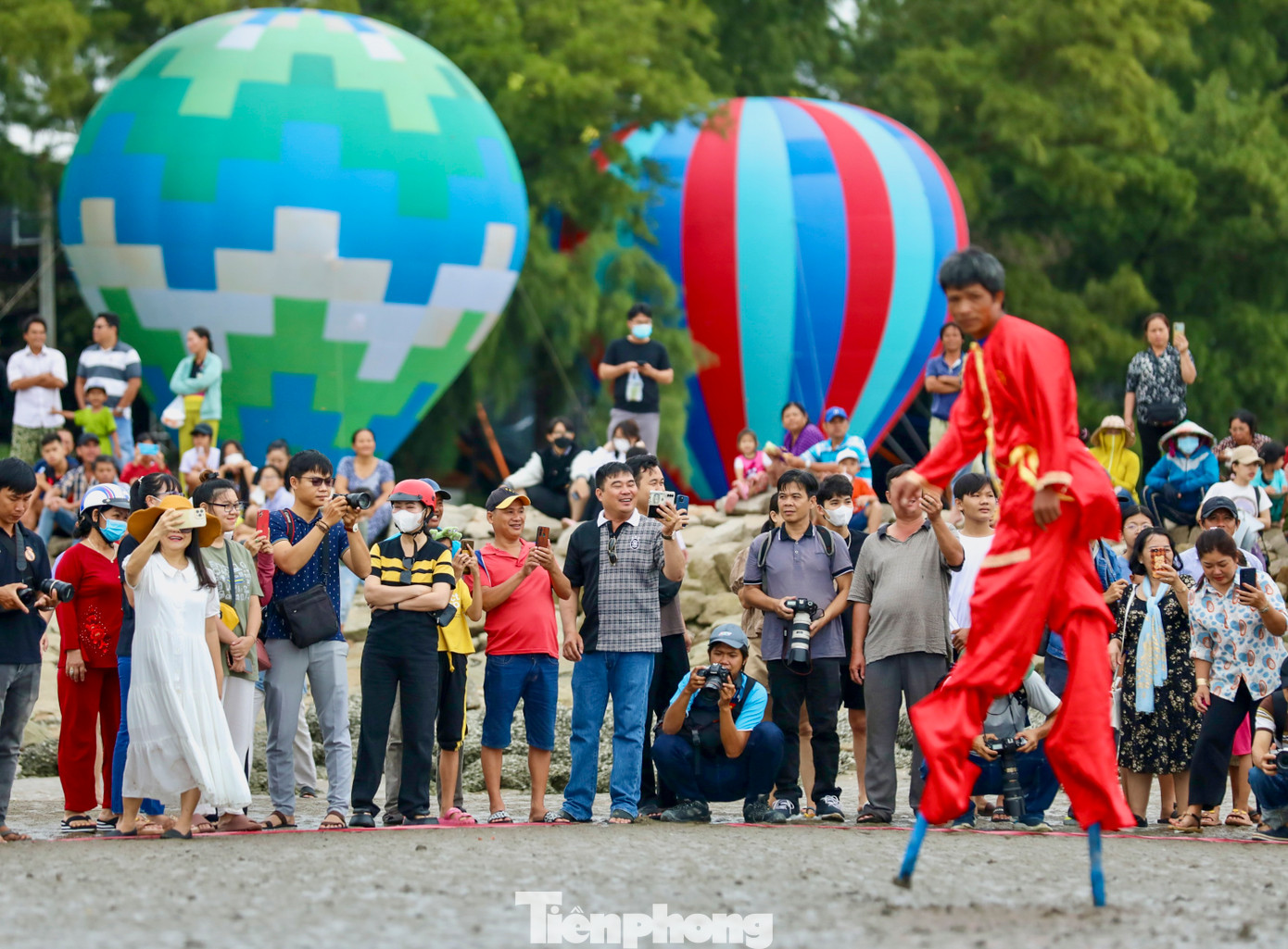 Đông đảo du khách đã có mặt tại bãi biển Cần Thạnh từ khá sớm để lưu lại những khoảnh khắc thú vị của trận bóng đá cà kheo. Đông đảo du khách đã có mặt tại bãi biển Cần Thạnh từ khá sớm để lưu lại những khoảnh khắc thú vị của trận bóng đá cà kheo.