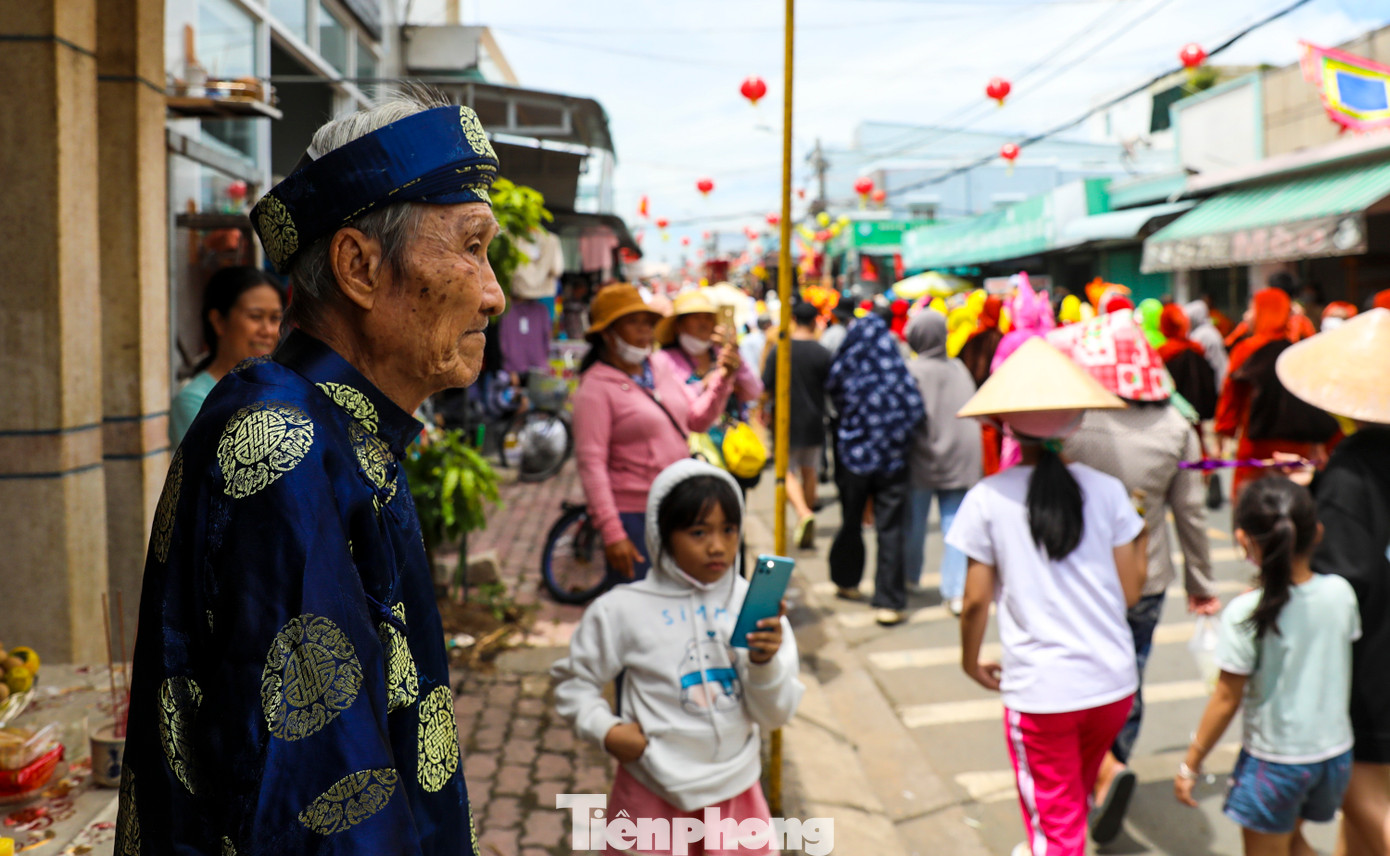 Nhiều nhà gần Lăng Ông đem hương án, gồm nhang đèn, trái cây, gà vịt quay... ra trước cửa nhà cúng lễ, tạo một không khí lễ hội thật trang nghiêm nhưng cũng không kém phần náo nhiệt.