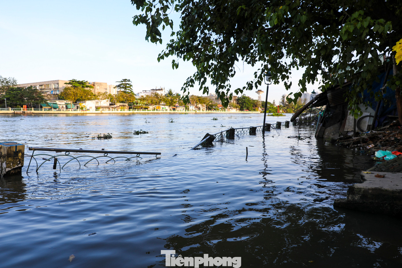Độ lún và chuyển vị đỉnh kè quá lớn đã làm mất ổn định công trình, phá vỡ các kết cấu chính. Độ lún và chuyển vị đỉnh kè quá lớn đã làm mất ổn định công trình, phá vỡ các kết cấu chính.