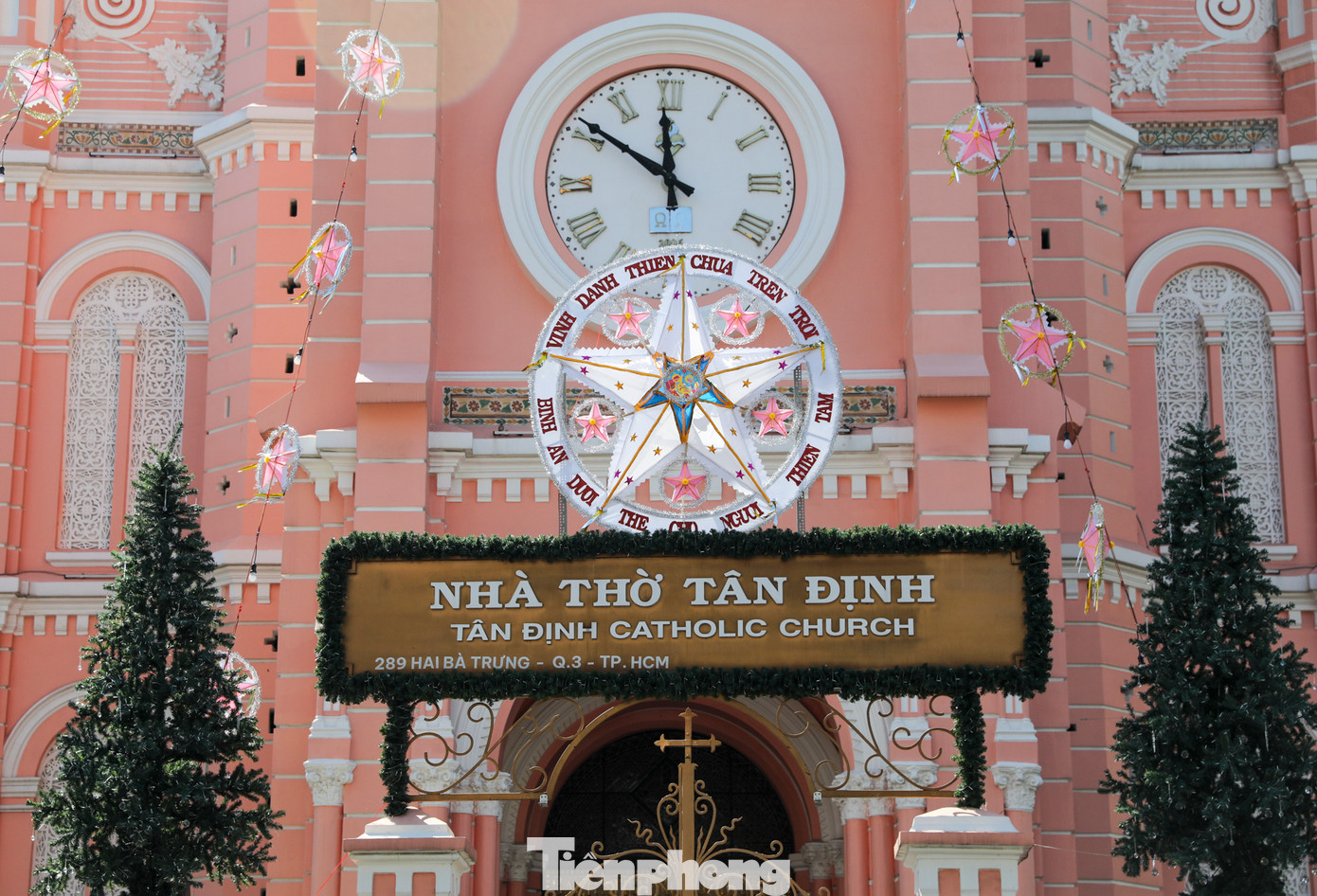 Nhà thờ Tân Định được xây dựng từ năm 1870 và hoàn thành sau 6 năm dưới sự giám sát của cha Donatien Esveillard. Cùng với nhà thờ Đức Bà, Tân Định là một trong 2 nhà thờ lâu đời nhất ở TPHCM.