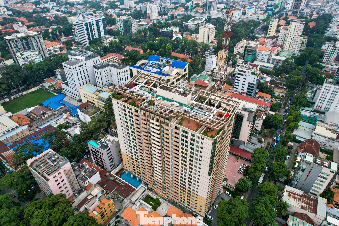 Nhìn từ trên cao cao ốc căn hộ dịch vụ cao cấp Sherwood Residence.