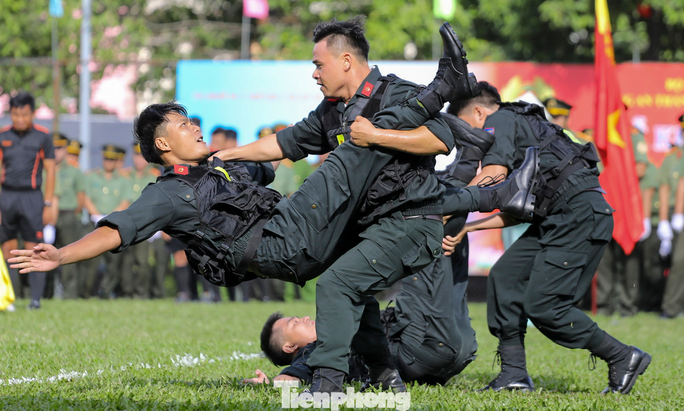 Hội thi có hơn 1.000 vận động viên từ các đơn vị trong và ngoài lực lượng Công an nhân dân tham gia thi đấu tại hội thi điều lệnh, quân sự, võ thuật và hội thao bóng đá, bóng bàn, tennis, kéo co.