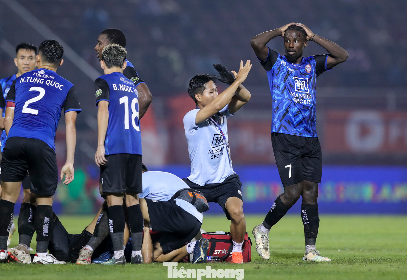 Các cầu thủ của CLB TPHCM đặc biệt là Paul Georges tỏ ra khá sốc khi chứng kiến chấn thương của Da Silva.