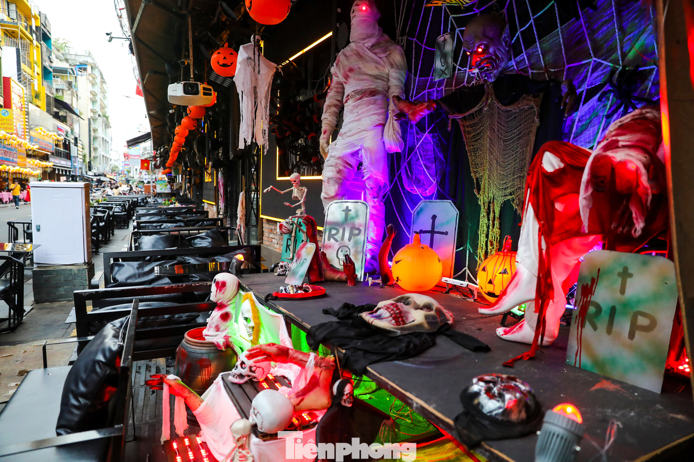 Các nhà hàng, quán bar tại phố Tây Bùi Viện tràn ngập hình ảnh "ma quỷ" tạo cảm giác kích thích cho du khách đến vui chơi trước ngày Halloween diễn ra.