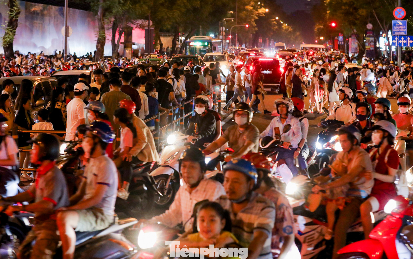 Càng về khuya, lượng người đổ về khu vực trung tâm càng đông khiến giao thông ở một số tuyến đường bị rối loạn.