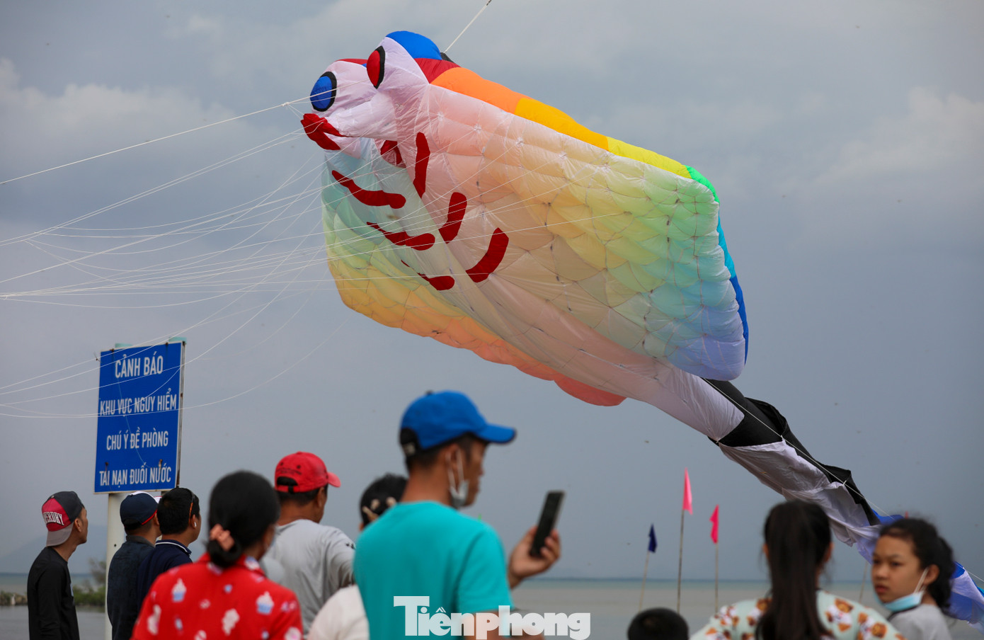 Cùng với đó, lễ hội còn diễn ra hoạt động thả diều nghệ thuật, biểu diễn rối nước...
