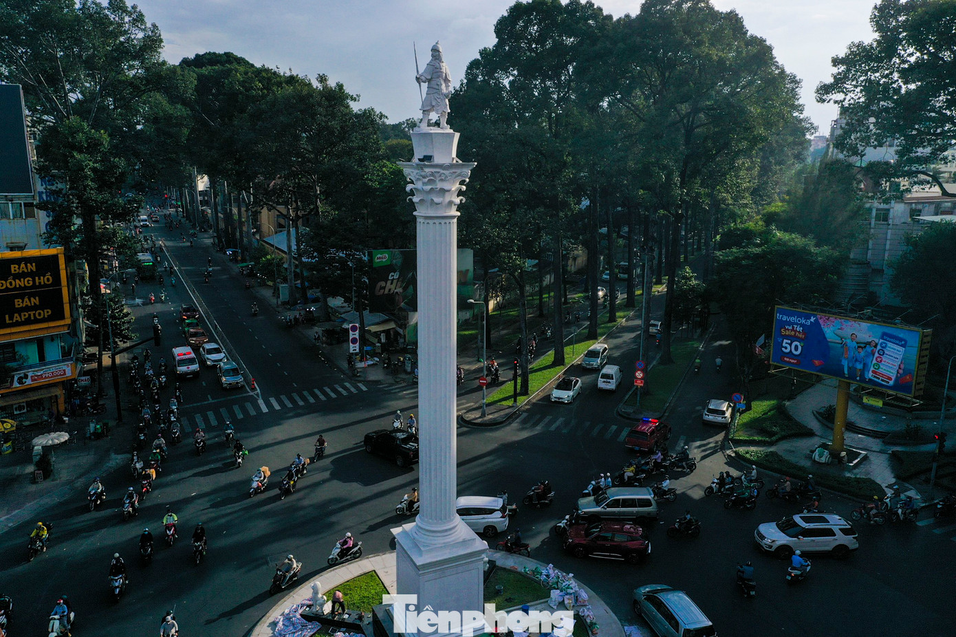 Tượng đài được "thay áo mới" nhưng vẫn giữ lại được màu sơn nguyên bản như trước, phần chân tượng và hệ thống đèn chiếu sáng được tu sửa, bùng binh quanh chân tượng cũng được chỉnh trang lại sạch đẹp.