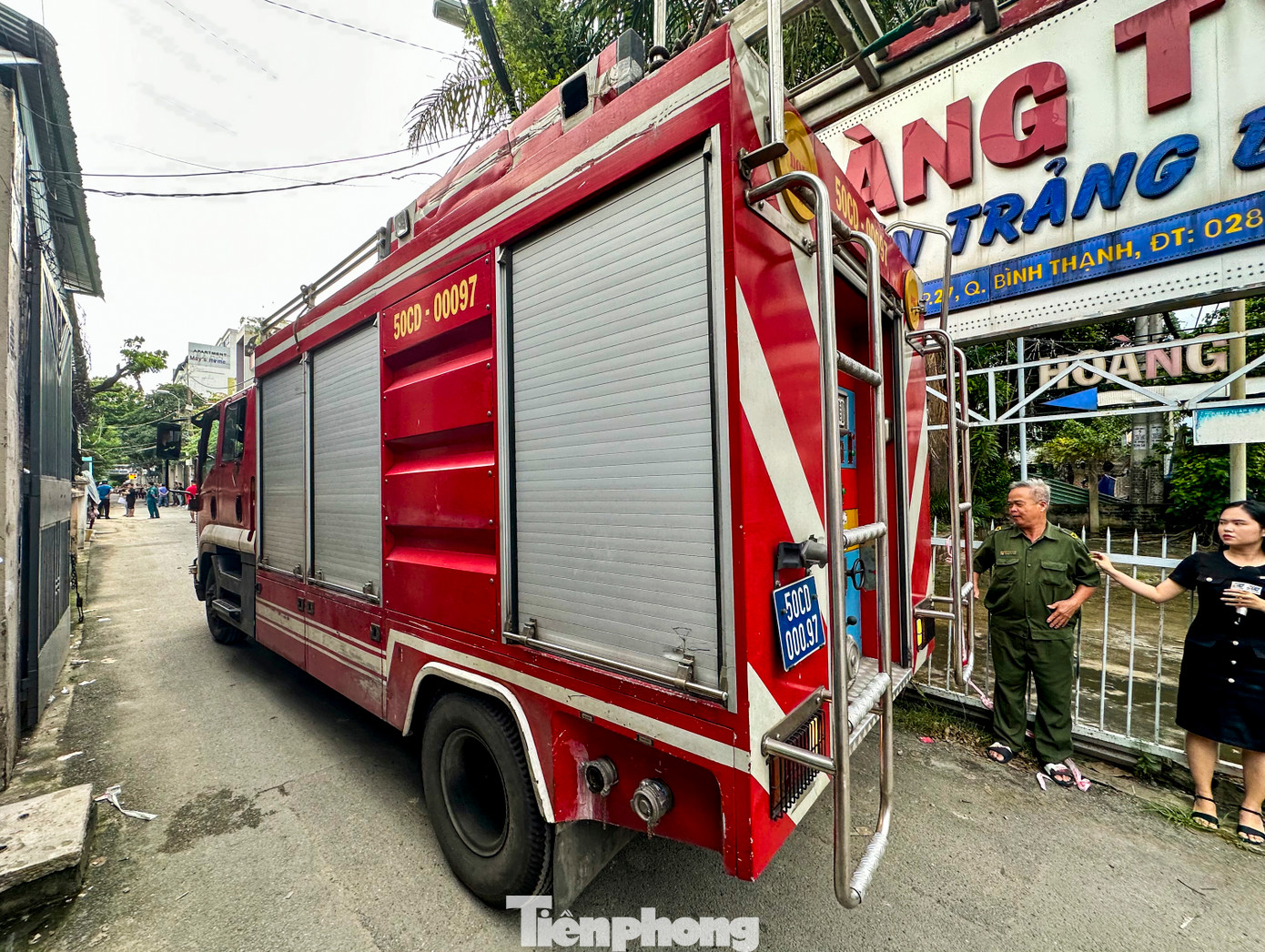 Căn nhà nằm trong khu dân cư đông đúc, xung quanh có trụ sở công ty, khách sạn, nhà hàng, cách bờ sông khoảng 400 m.