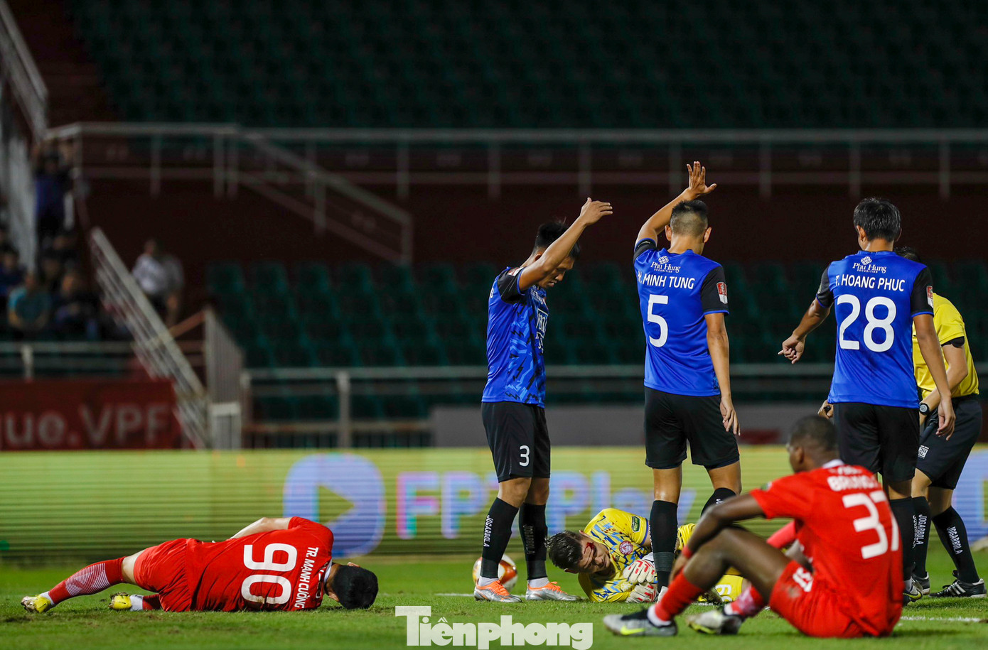 Tình huống dẫn đến chấn thương của Patrik Lê Giang xảy ra ngay đầu hiệp 1. Nỗ lực lao ra cản phá tình huống xâm nhập của các tiền đạo bên phía Thể Công Viettel đã khiến thủ thành của CLB TPHCM bị chấn thương khá nặng. Tình huống dẫn đến chấn thương của Patrik Lê Giang xảy ra ngay đầu hiệp 1. Nỗ lực lao ra cản phá tình huống xâm nhập của các tiền đạo bên phía Thể Công Viettel đã khiến thủ thành của CLB TPHCM bị chấn thương khá nặng.