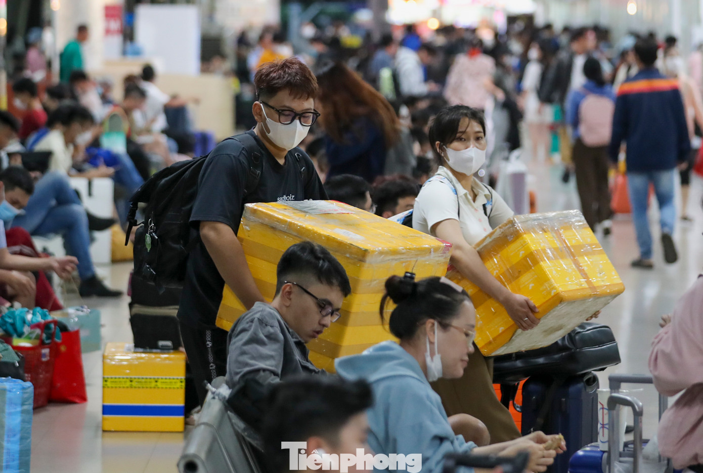 Nhiều người tay xách nách mang đồ đạc, ủ rũ, mệt mỏi vì phải di chuyển đến bến vào giờ cao điểm trong tình trạng các tuyến đường lân cận bến xe miền Đông như Ngã tư Hàng Xanh, Đinh Bộ Lĩnh, Nguyễn Xí... bị ùn ứ cục bộ.