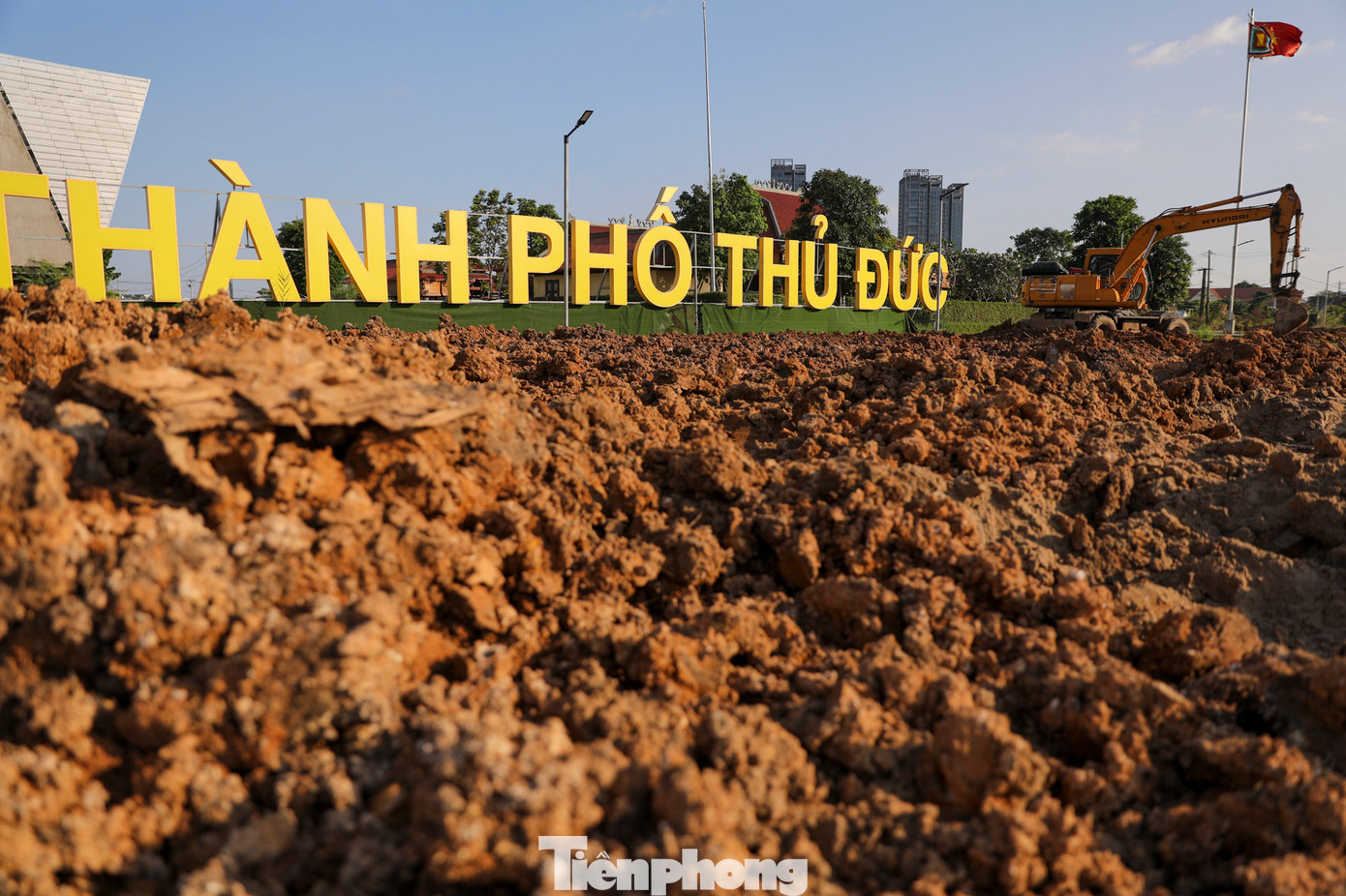 Chủ tịch UBND TP Thủ Đức Hoàng Tùng cho biết TP Thủ Đức đã bắt đầu trồng hoa, xây dựng cảnh quan dọc bờ đông sông Sài Gòn, khu đô thị Thủ Thiêm. Khu vực này sẽ có vườn hoa hướng dương vô cùng đẹp mắt, đây sẽ là điểm nhấn hấp dẫn cho TP Thủ Đức vào Tết Nguyên đán 2024.