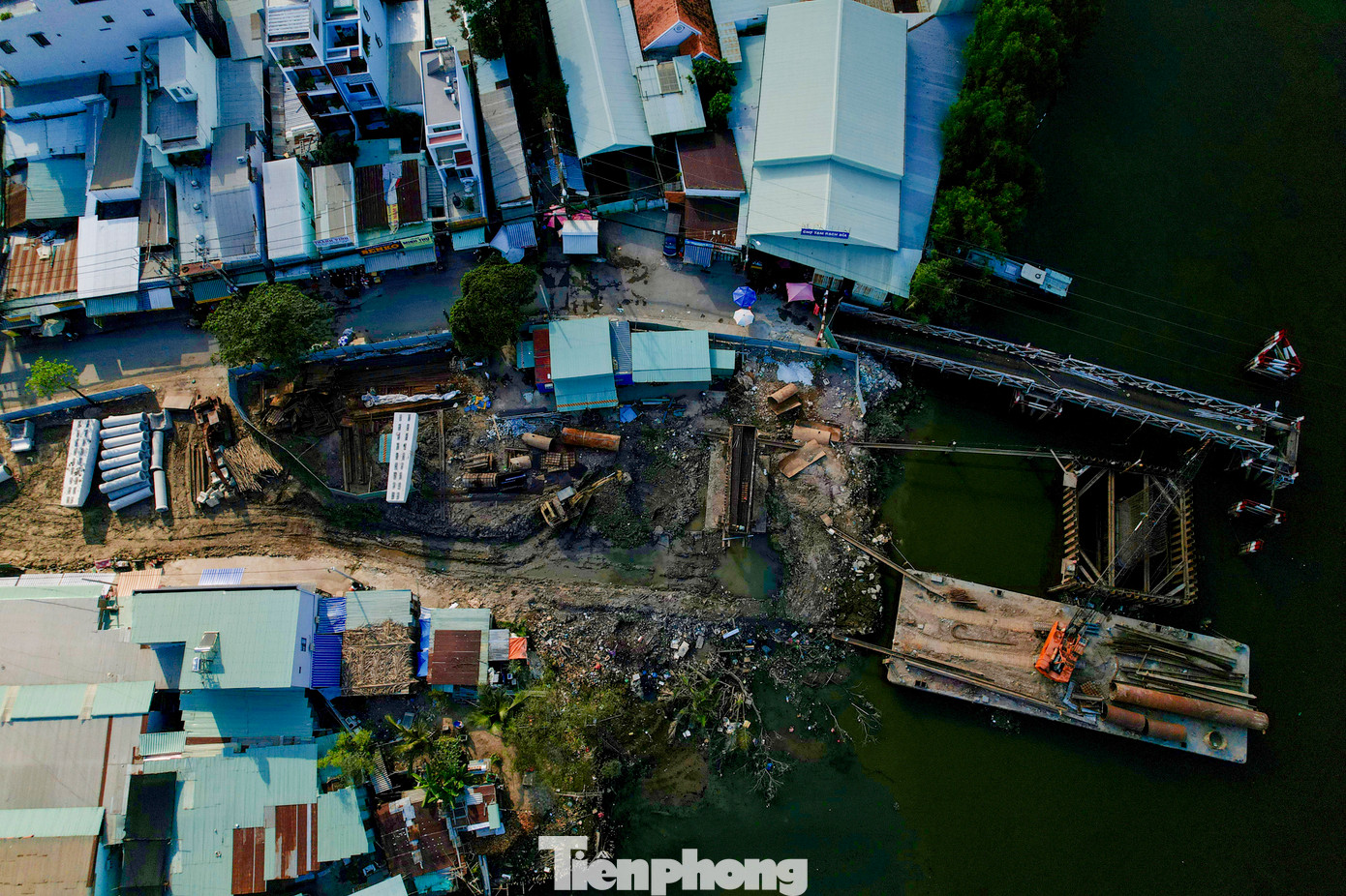 Gần cầu Rạch Đỉa có khu chợ nên lượng xe chở hàng, qua cầu để đến chợ mỗi ngày đông, trong khi cầu cũng đang trong tình trạng xuống cấp nặng gây rất nhiều nguy hiểm nếu như tiếp tục cho lưu thông trong thời gian dài.