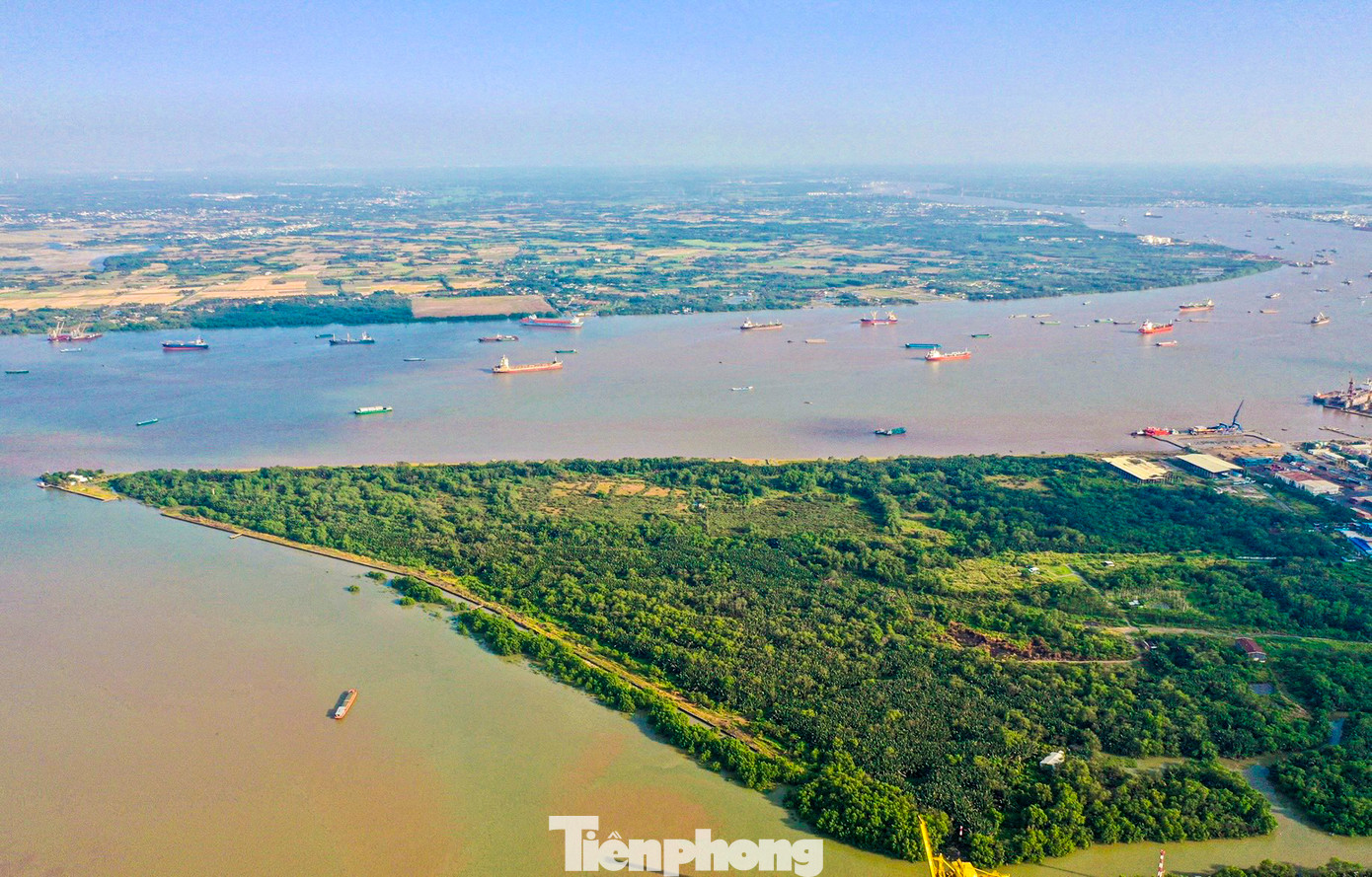 Khu đô thị mới Saigon Peninsula (tên gọi khác là dự án Mũi Đèn Đỏ) nằm tại ngã ba sông Sài Gòn, quận 7, TPHCM từng được giới thiệu ra thị trường với tổng vốn đầu tư khoảng 6 tỷ USD. Dự án này có tổng quy mô gần 178 ha thuộc sở hữu của Công ty CP Tập đoàn Sài Gòn Peninsula - pháp nhân trong hệ sinh thái Vạn Thịnh Phát. Dự án này đến nay vẫn đang trong quá trình làm thủ tục đầu tư, chưa được phê duyệt dự án, chưa được giao đất. Theo kết luận điều tra, bà Trương Mỹ Lan chỉ đạo Tổng giám đốc và Phó tổng giám đốc Tập đoàn Sài Gòn Peninsula tạo lập hoặc sử dụng khách hàng vay vốn khống, thuê nhờ người đứng tên tài sản bảo đảm để phù hợp với yêu cầu rút vốn.