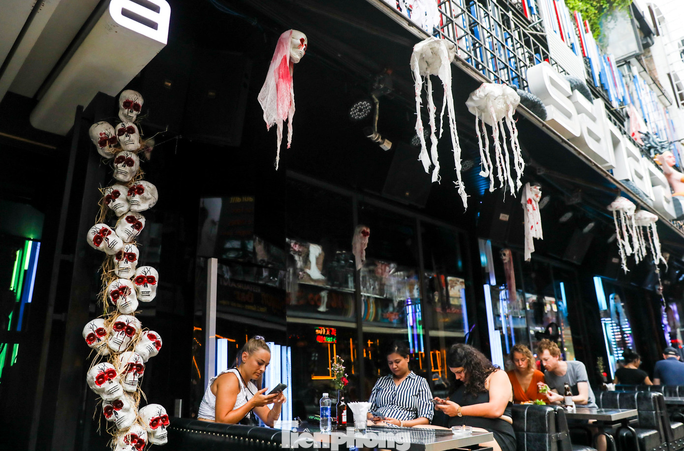 Vào ngày lễ Halloween năm nay, nếu thích hóa trang, du khách có thể đến phố Tây Bùi Viện, lựa chọn dịch vụ, tạo hình yêu thích với giá cả phải chăng. Nếu không thích hóa trang, khách đến chơi cũng có thể ngồi ăn uống và hòa mình vào không khí nhộn nhịp của lễ hội này.