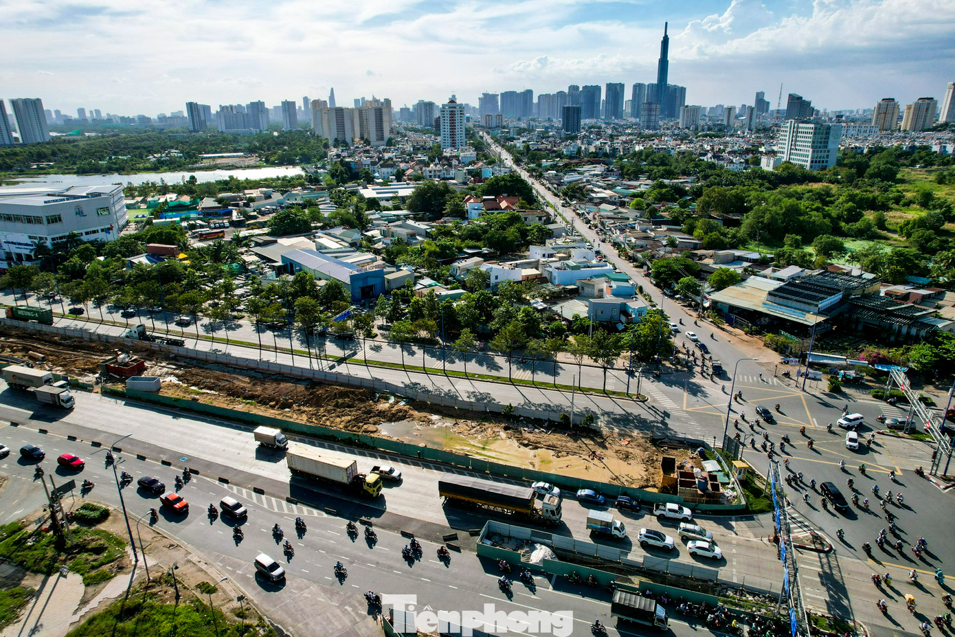 Khu vực giao lộ An Phú bị hàng loạt rào chắn của các công trình xây dựng bao vây. Với lưu lượng xe cộ từ nhiều hướng đổ về, khu vực này trở thành điểm nóng của nạn ùn tắc vào giờ cao điểm.