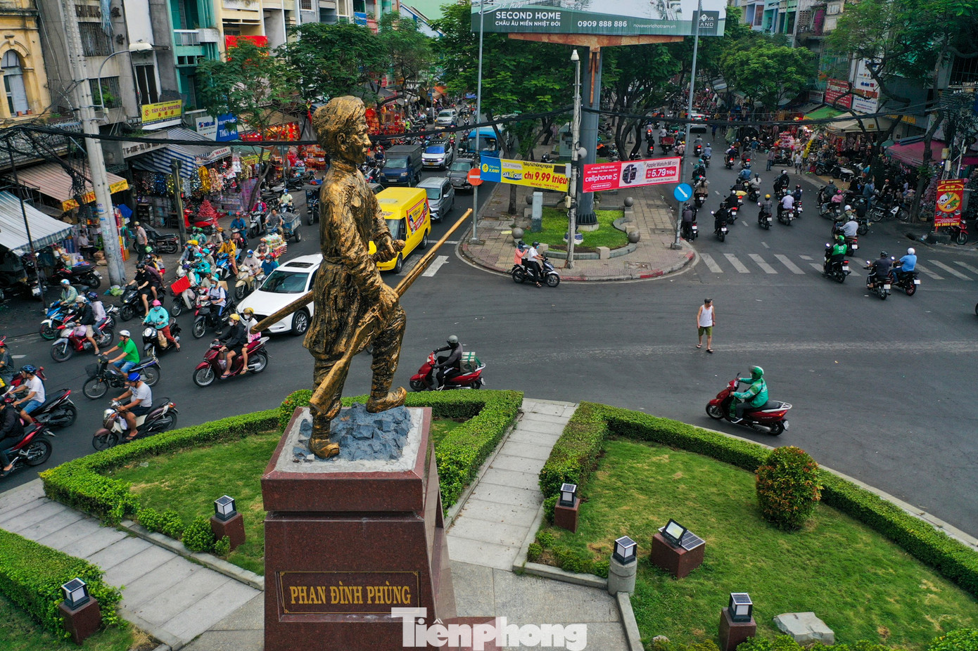 Sau nhiều tháng thi công, ngày 17/12 vừa qua, tượng đài Phan Đình Phùng đã hoàn thiện và được bàn giao lại cho đơn vị quản lý với một diện mạo mới.