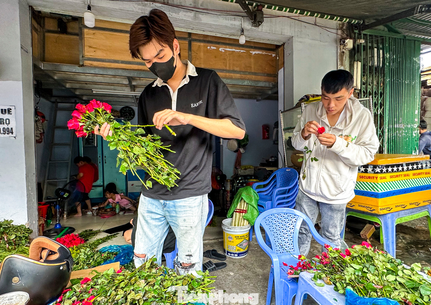 Anh Kha (quận Bình Thạnh) đứng lựa từng bông hoa khá kỹ để có được một bó hoa đẹp tặng người yêu nhân ngày ý nghĩa này.