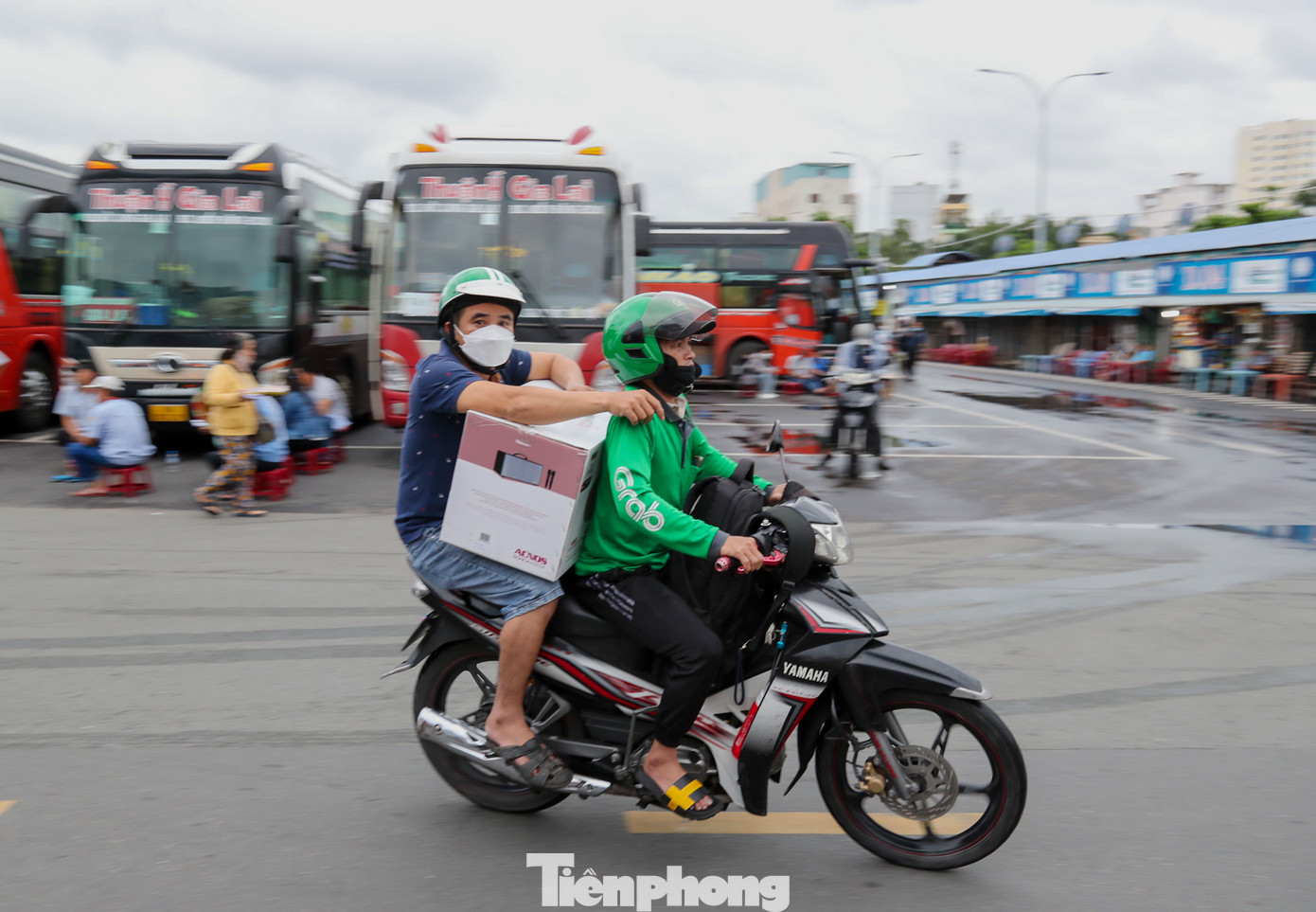 Một số khách sợ trễ xe đã phải thuê xe ôm chạy luôn vào trong khu vực nhà xe.