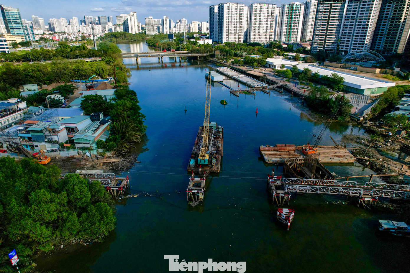 Cầu sắt Rạch Đỉa xây từ trước năm 1975, rộng khoảng 3m. Sau 5 thập kỷ khai thác, công trình xuống cấp trầm trọng, thường xuyên ùn tắc ảnh hưởng việc đi lại, giao thương hàng hoá trên đường Lê Văn Lương - trục huyết mạch nối TPHCM qua Long An.