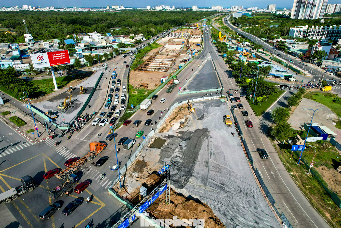 Theo ghi nhận của Tiền Phong, lô cốt các công trình xuất hiện trên nhiều tuyến đường ở TPHCM như Nguyễn Duy Trinh, Mai Chí Thọ, Đồng Văn Cống, Nguyễn Thị Định, Lương Định Của (TP Thủ Đức) gây cản trở giao thông, đặc biệt là vào những giờ cao điểm.